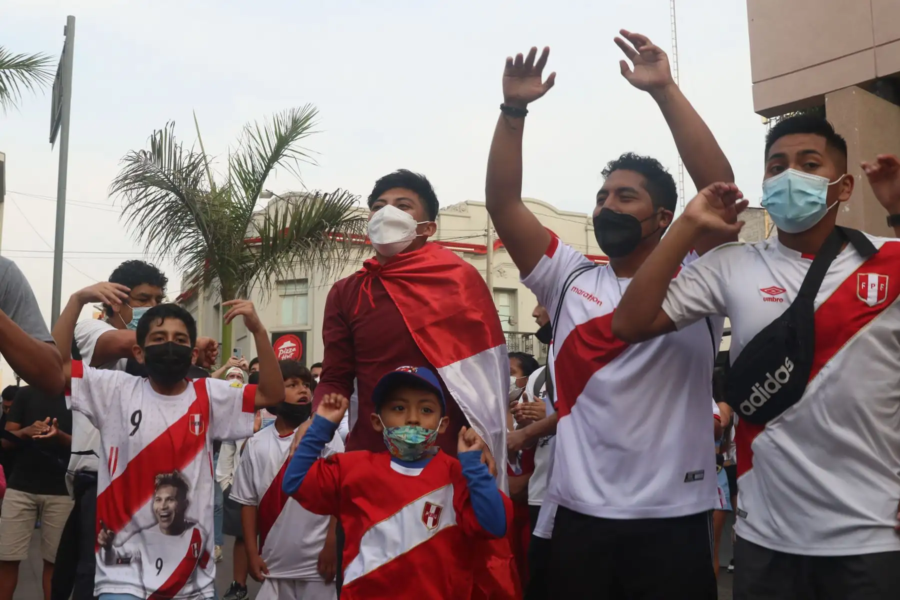 Hinchas peruanos se reúnen en el parque Kennedy de Miraflores para alentar a la selección peruana previo a su encuentro con Uruguay en Montevideo. Foto: ANDINA/Eddy Ramos