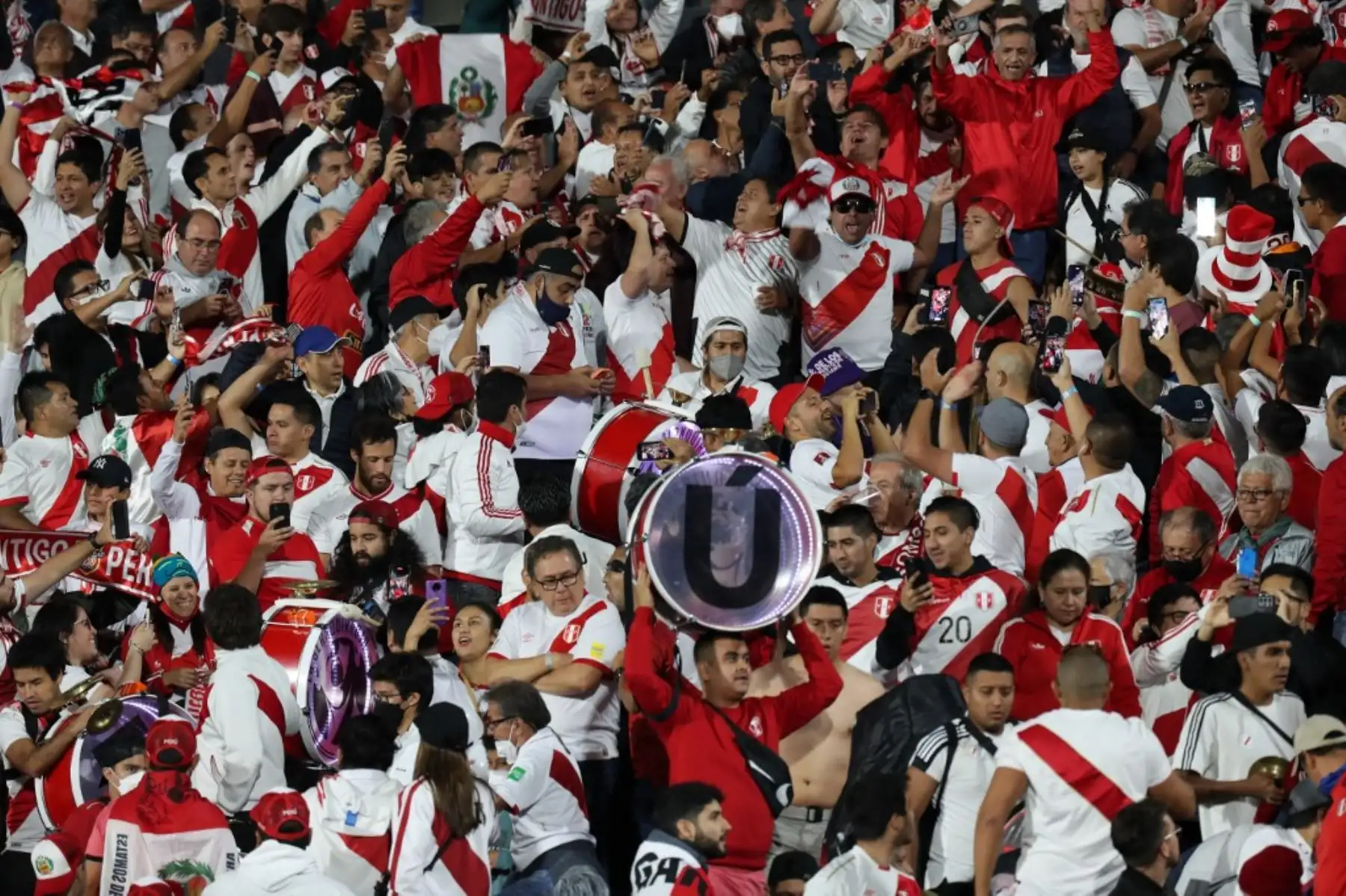 Hinchas peruanos alientan a la selección en el estadio Centenario de Montevideo. Foto: AFP