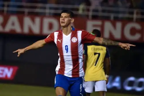 Robert Morales celebra el primer gol de los paraguayos ante Ecuador