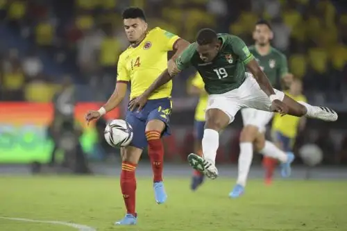 Luis Díaz lucha el balón en el partido que juegan Colombia ante Bolivia en el Estadio Barranquilla por la jornada 17 de las Eliminatorias al Mundial Catar 2022
