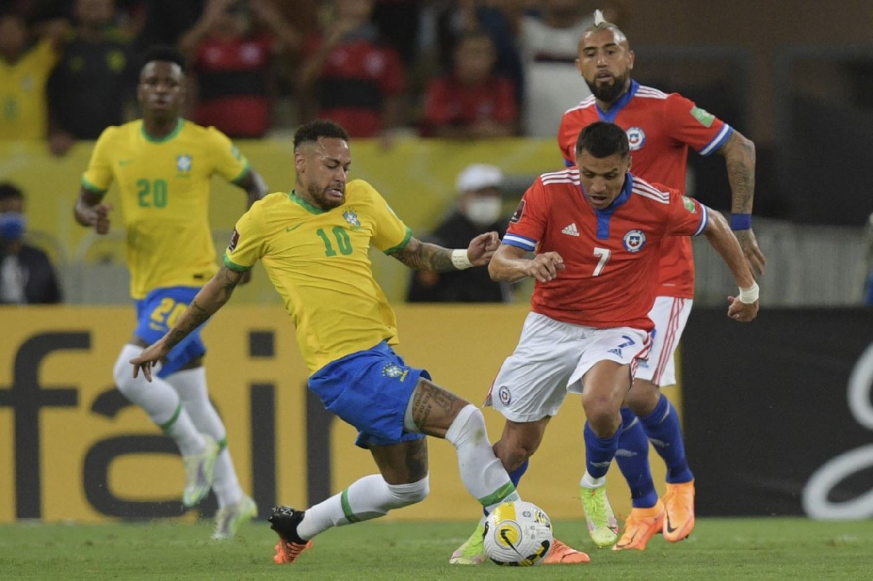 Neymar pelea el balón con Alexis Sánchez en el partido que juegan Brasil y Chile en el estadio Maracaná por la jornada 17 de las eliminatorias al Mundial Catar 2022