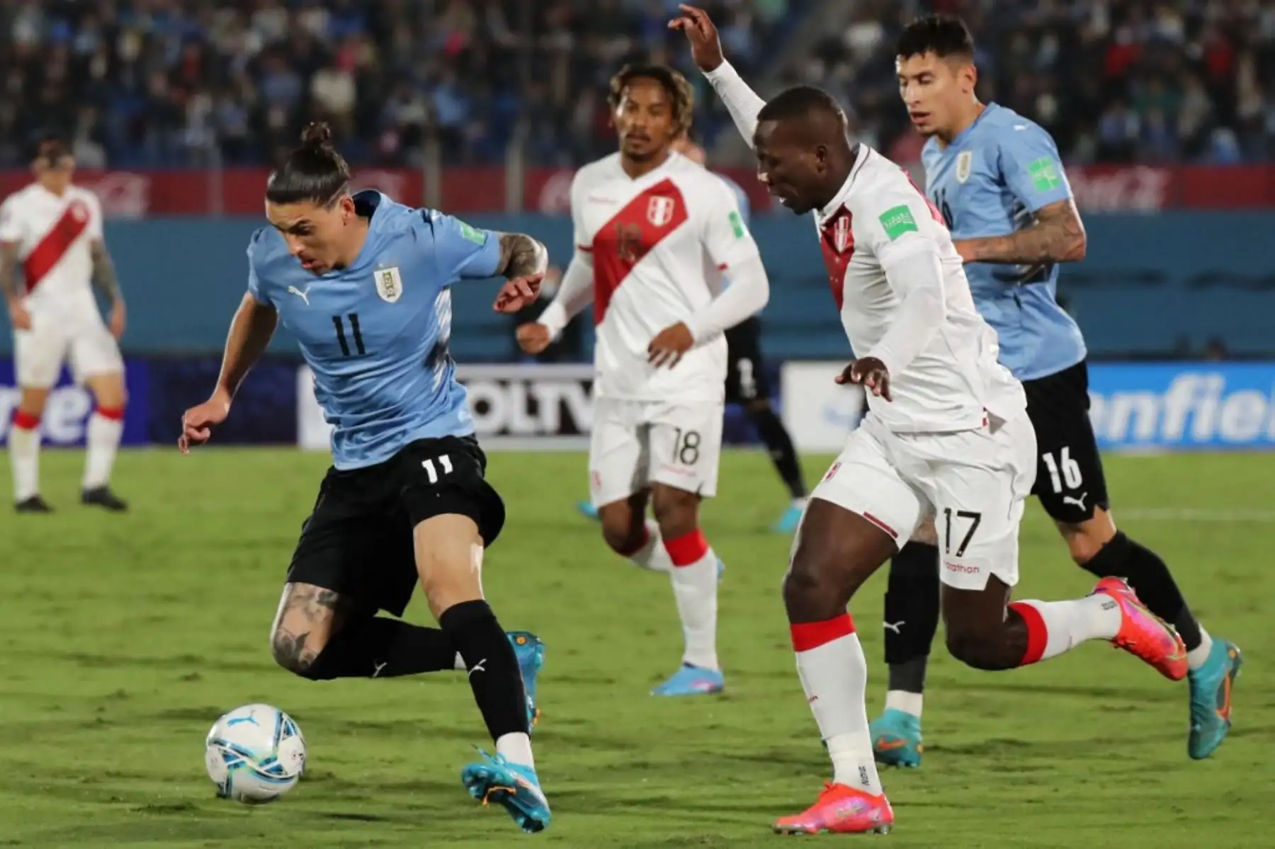 Darwin Núñez de Uruguay y Luis Advincula de Perú compiten por el balón durante su partido de clasificación sudamericano para la Copa Mundial de la FIFA Qatar 2022 en el Estadio Centenario de Montevideo el 24 de marzo de 2022. Foto: AFP