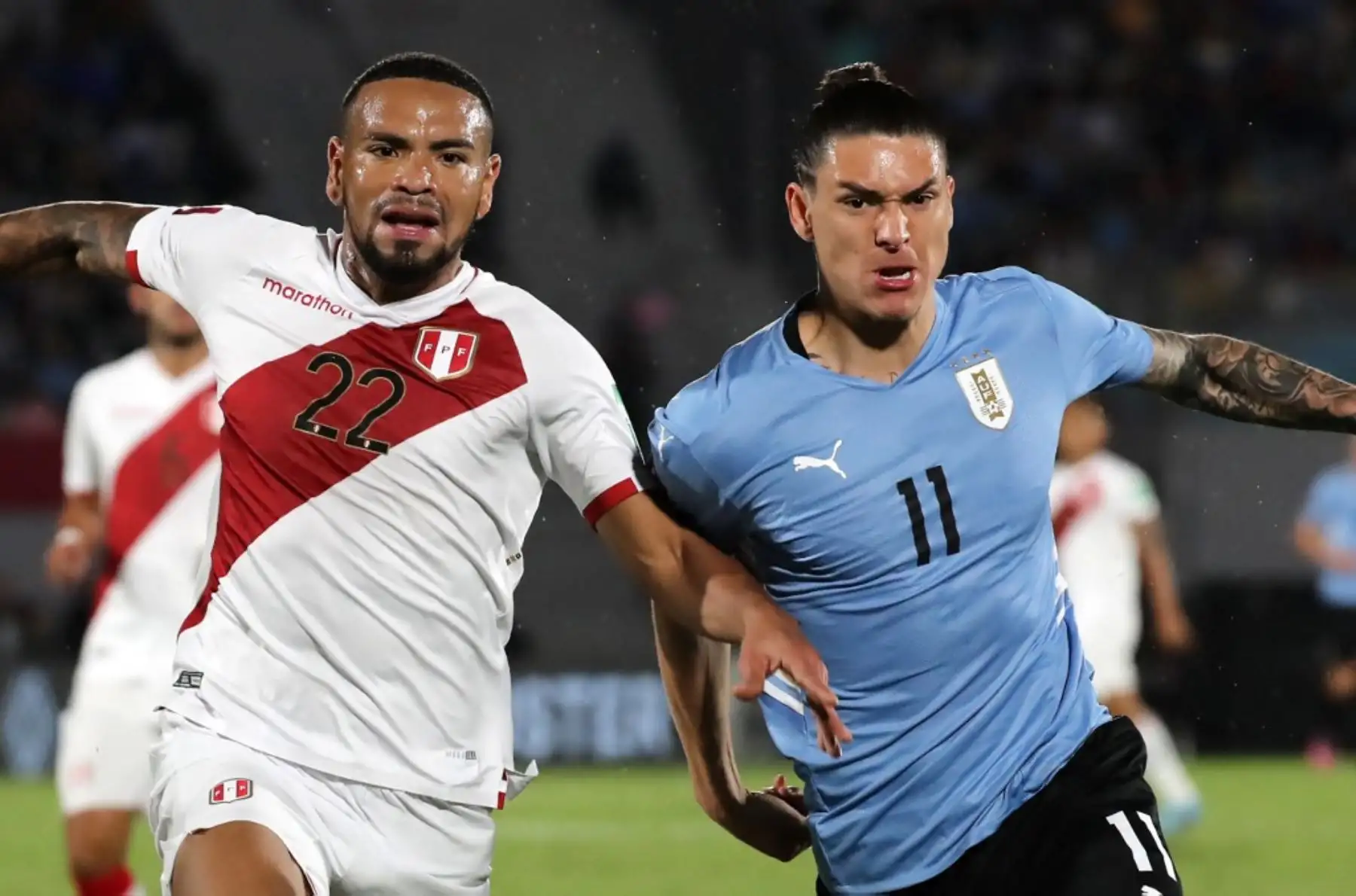 Alexander Callens de Perú y Darwin Núñez de Uruguay compiten por el balón durante su partido de clasificación sudamericano para la Copa Mundial de la FIFA Qatar 2022 en el Estadio Centenario de Montevideo el 24 de marzo de 2022. Foto: AFP