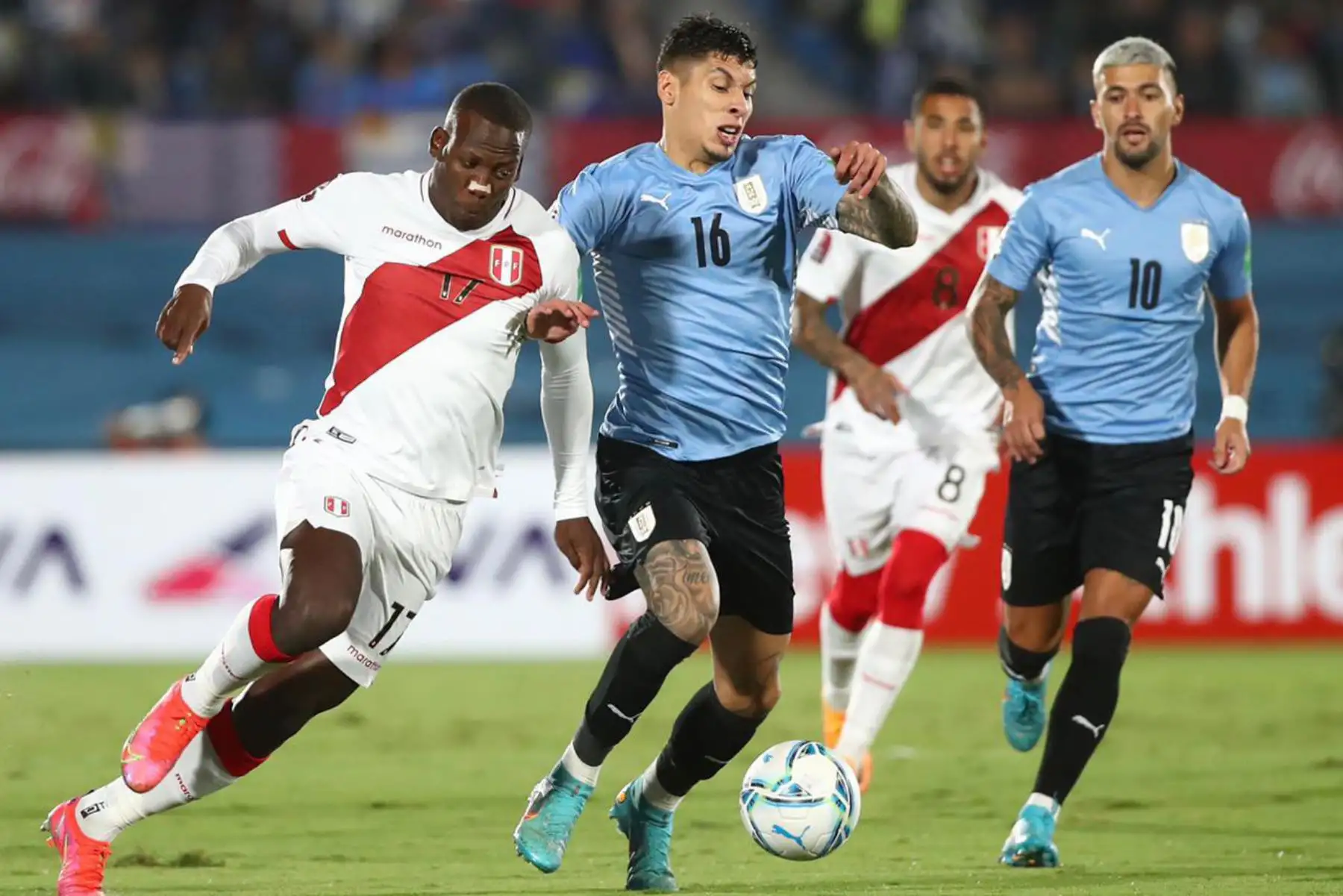 Luis Advincula de Perú y Mathias Olivera de Uruguay compiten por el balón durante su partido de clasificación sudamericano para la Copa Mundial de la FIFA Qatar 2022 en el Estadio Centenario de Montevideo el 24 de marzo de 2022. Foto: FPF