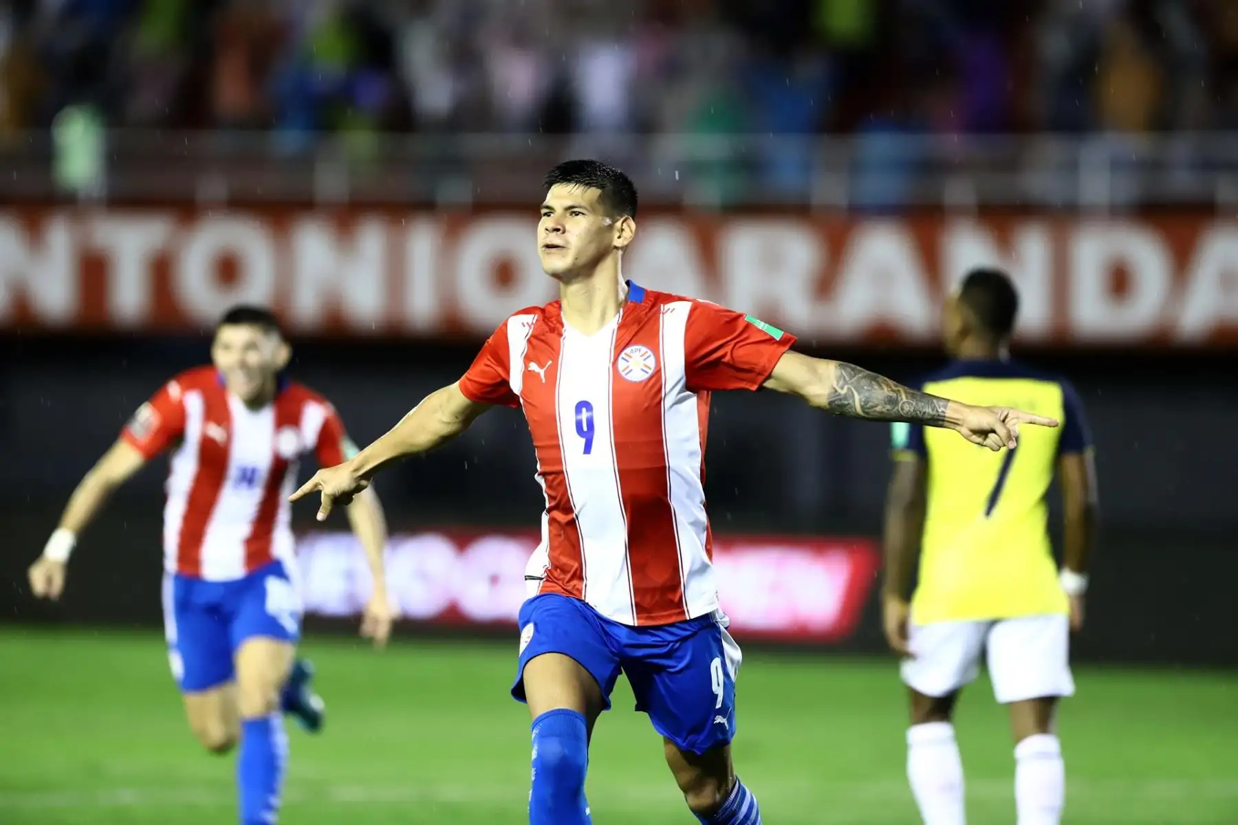 Robert Morales de Paraguay celebra un gol hoy, en un partido de las eliminatorias sudamericanas para el Mundial de Catar 2022 entre Paraguay y Ecuador en el estadio Antonio Aranda Encina en Asunción (Paraguay). EFE/Nathalia Aguilar