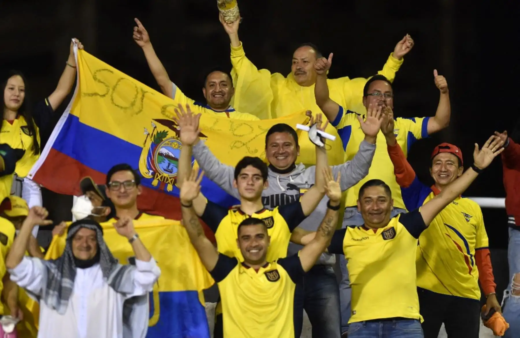 Aficionados de Ecuador animan antes del partido de fútbol de clasificación sudamericana para la Copa Mundial de la FIFA Qatar 2022 entre Paraguay y Ecuador en el Antonio Oddone Sarubbi en Ciudad del Este, Paraguay, el 24 de marzo de 2022. Foto: AFP