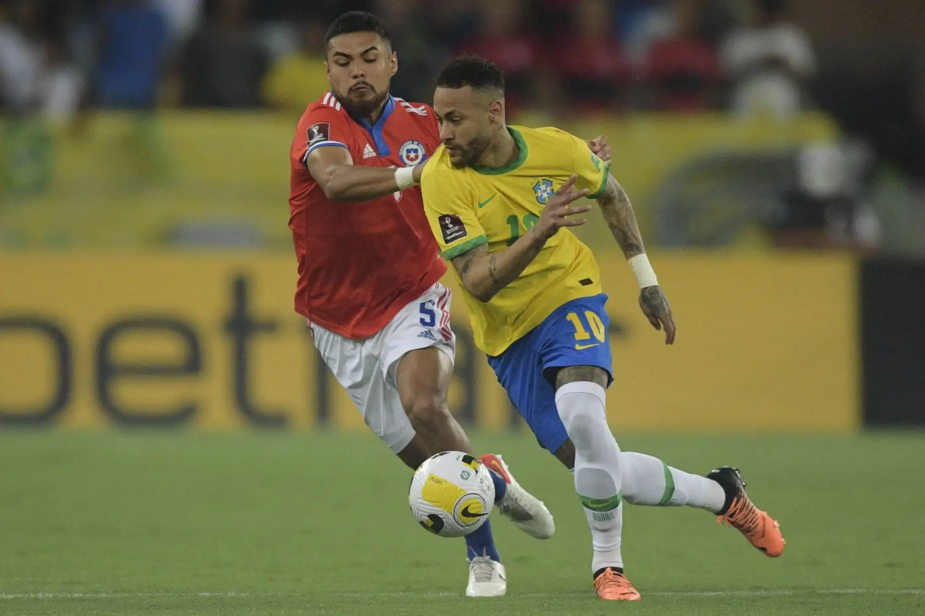 Neymar de Brasil y Paulo Díaz de Chile compiten por el balón durante su partido de fútbol clasificatorio sudamericano para la Copa Mundial de la FIFA Catar 2022 en el Estadio Maracaná. Foto: AFP