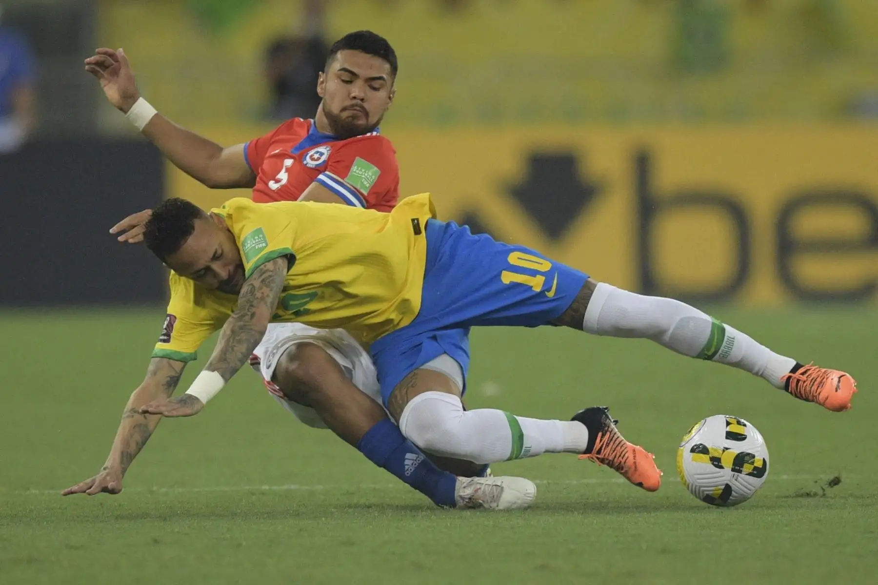 Neymar de Brasil y Paulo Díaz de Chile compiten por el balón durante su partido de fútbol clasificatorio sudamericano para la Copa Mundial de la FIFA Catar 2022 en el Estadio Maracaná. Foto: AFP
