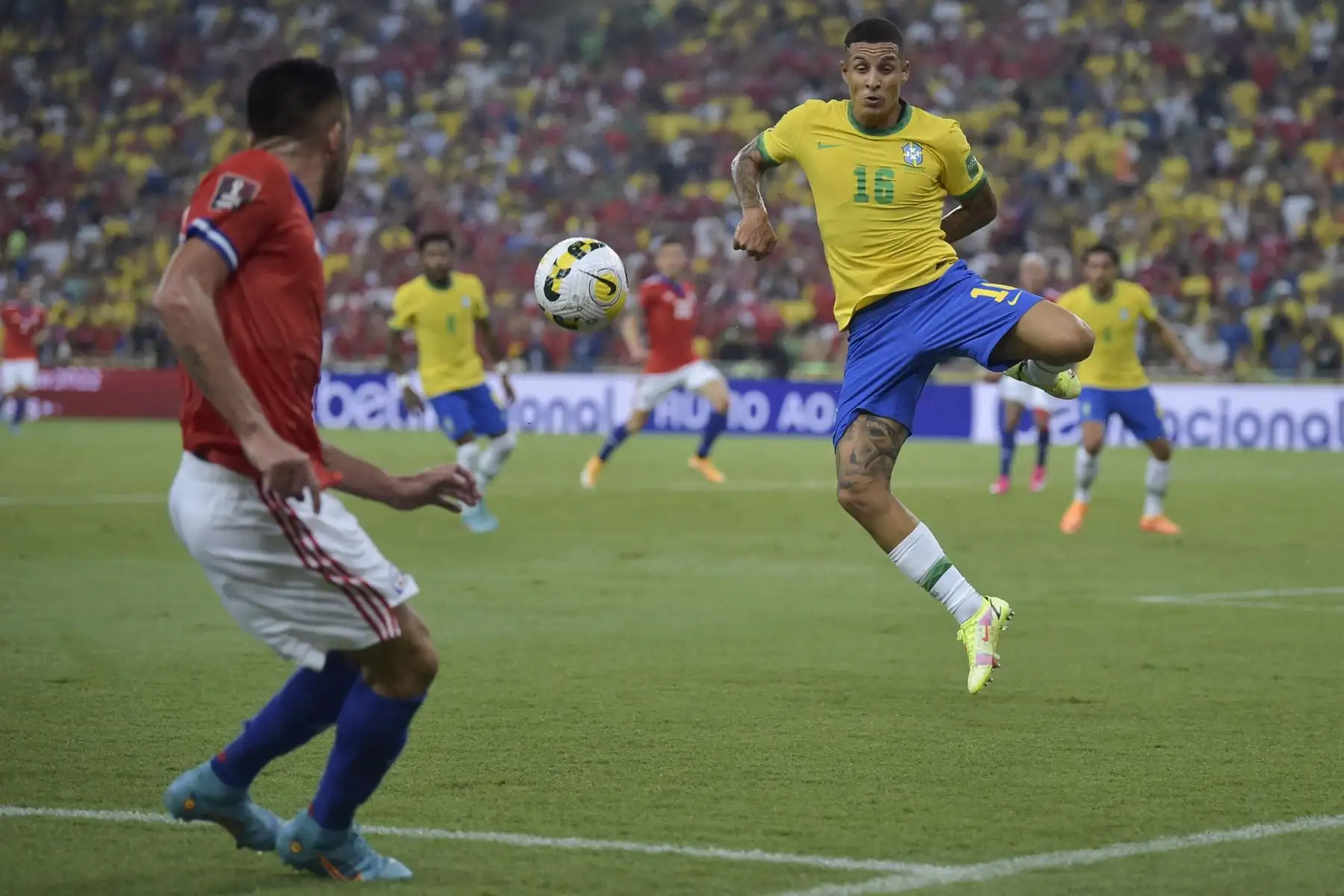 Guilherme Arana de Brasil y Mauricio Isla de Chile compiten por el balón durante su partido de fútbol clasificatorio sudamericano para la Copa Mundial de la FIFA Catar 2022 en el Estadio Maracaná. Foto: AFP