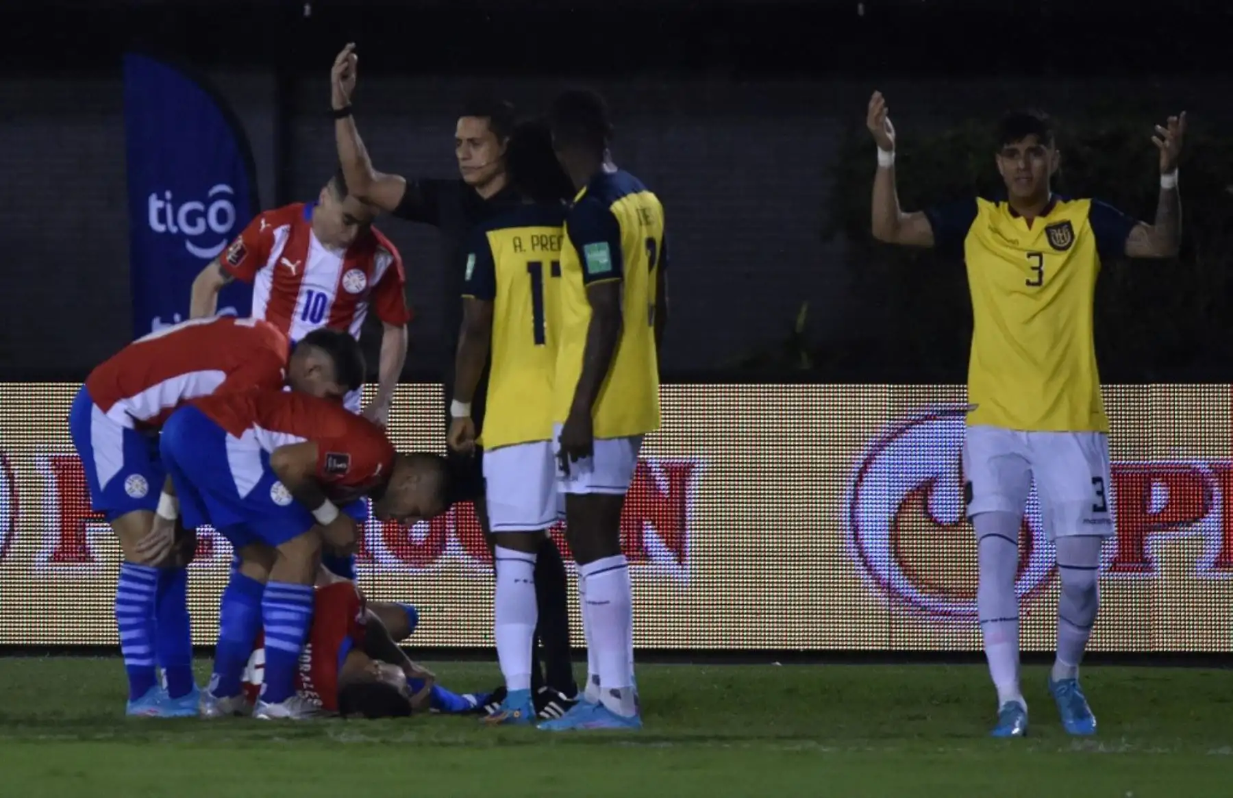 Robert Morales de Paraguay yace en el campo después de lesionarse durante el partido de fútbol de clasificación sudamericana para la Copa Mundial de la FIFA Qatar 2022 contra Ecuador en el Antonio Oddone Sarubbi en Ciudad del Este, Paraguay, el 24 de marzo de 2022. Foto: AFP
