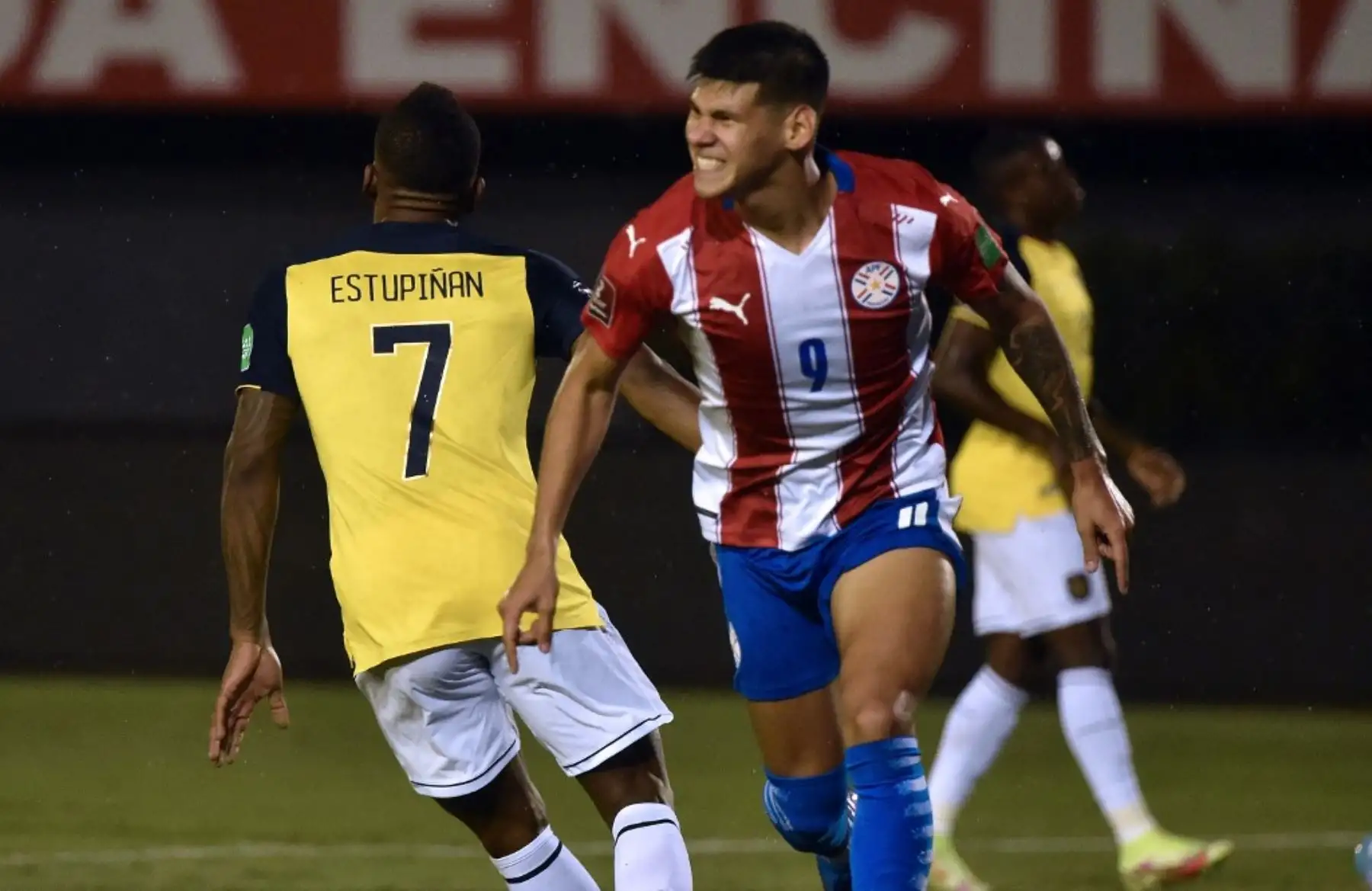 Robert Morales de Paraguay celebra después de anotar contra Ecuador durante su partido de fútbol de clasificación sudamericana para la Copa Mundial de la FIFA Qatar 2022, en el Antonio Oddone Sarubbi en Ciudad del Este, Paraguay, el 24 de marzo de 2022. Foto: AFP