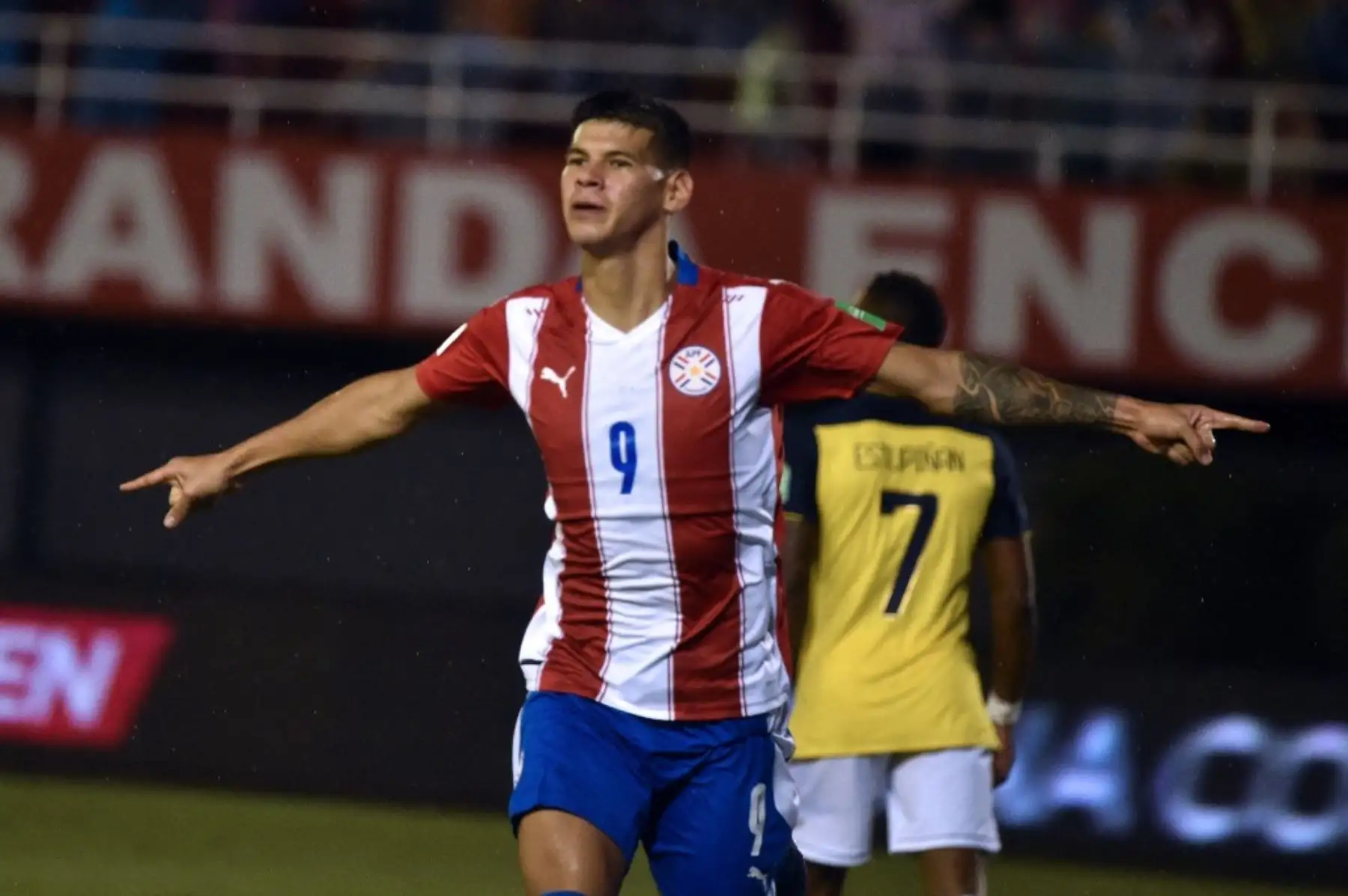 Robert Morales de Paraguay celebra después de anotar contra Ecuador durante su partido de fútbol de clasificación sudamericana para la Copa Mundial de la FIFA Qatar 2022, en el Antonio Oddone Sarubbi en Ciudad del Este, Paraguay, el 24 de marzo de 2022. Foto: AFP