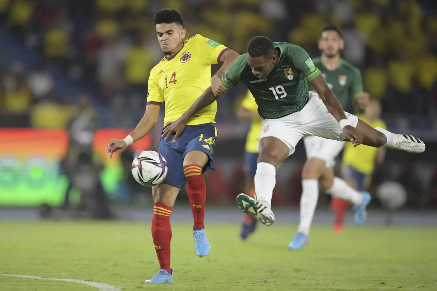Luis Díaz de Colombia y Marc Enoumba de Bolivia compiten por el balón durante su partido de fútbol clasificatorio sudamericano para la Copa Mundial de la FIFA Catar 2022 en el estadio Metropolitano Roberto Meléndez en Barranquilla. Foto: AFP