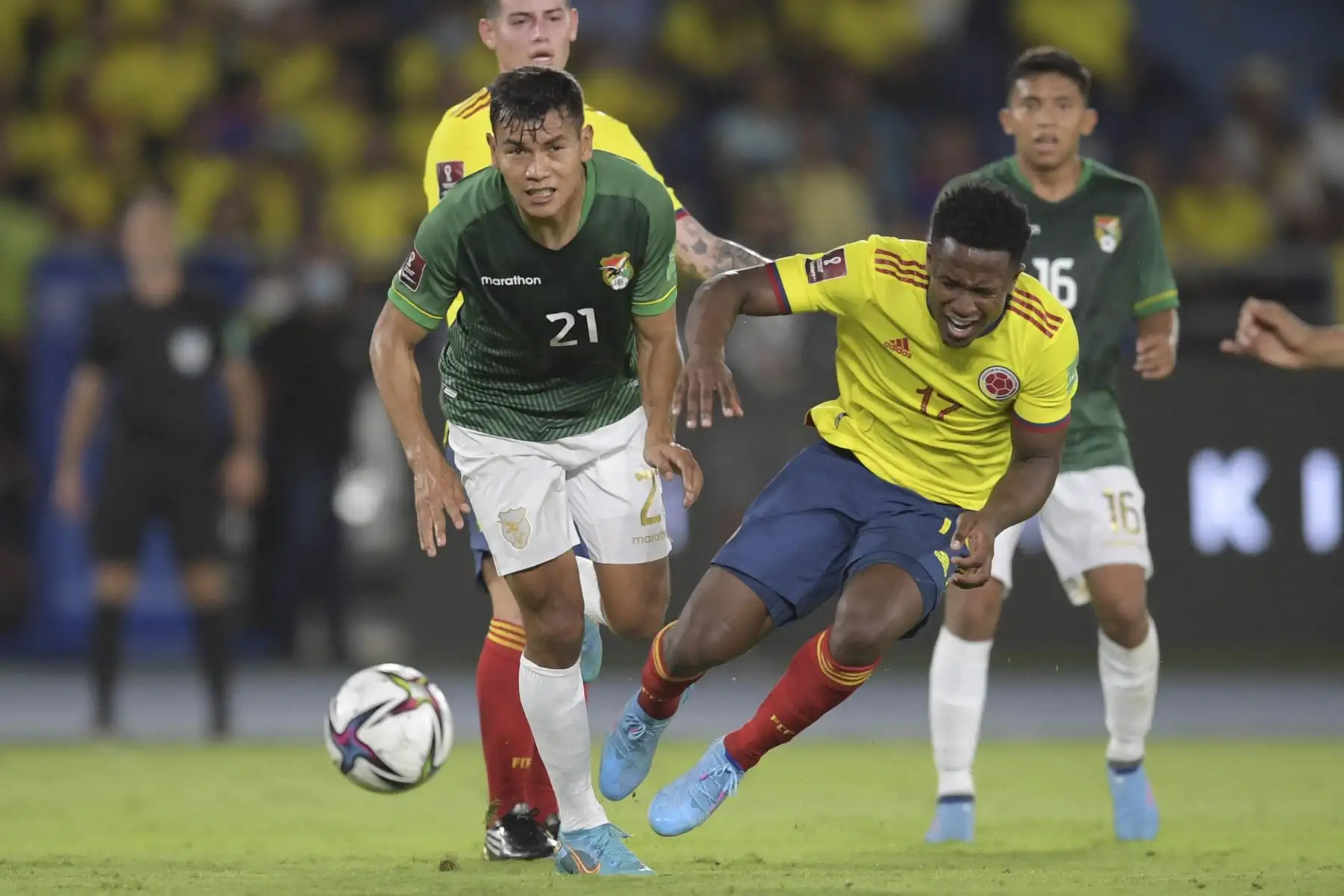 El boliviano José Sagredo y el colombiano Johan Mojica compiten por el balón durante su partido de fútbol clasificatorio sudamericano para la Copa Mundial de la FIFA Catar 2022. Foto: AFP
