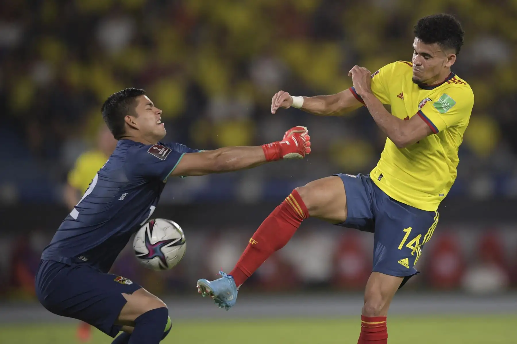El portero de Bolivia, Jhohan Gutiérrez, y el colombiano Luis Díaz, compiten por el balón durante su partido de clasificación sudamericano para la Copa Mundial de la FIFA Catar 2022 en el estadio Metropolitano Roberto Meléndez de Barranquilla. Foto: AFP