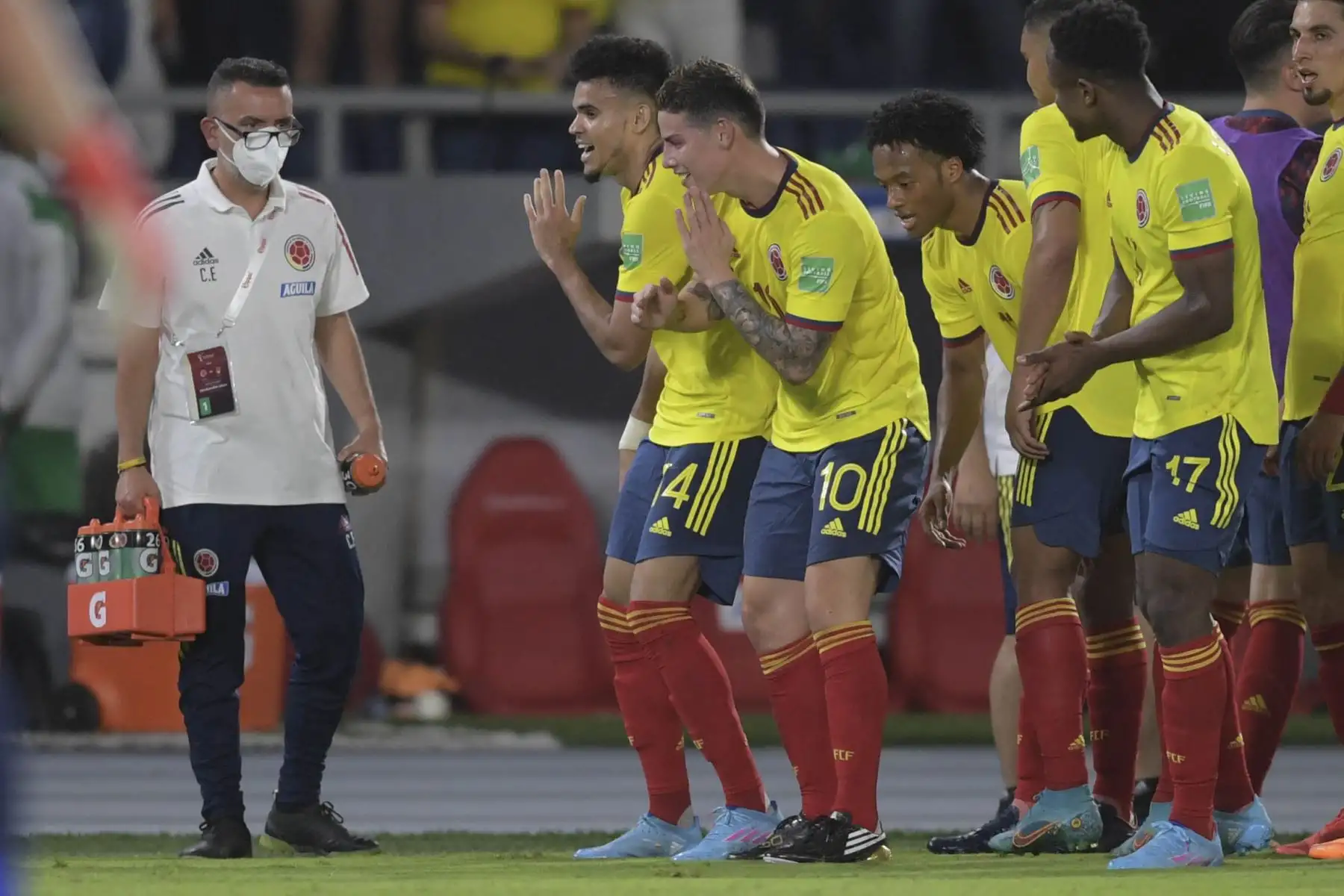 Luis Díaz de Colombia celebra con sus compañeros después de anotar contra Bolivia durante su partido de fútbol clasificatorio sudamericano para la Copa Mundial de la FIFA Qatar 2022, en el estadio Metropolitano Roberto Meléndez en Barranquilla: Foto: AFP