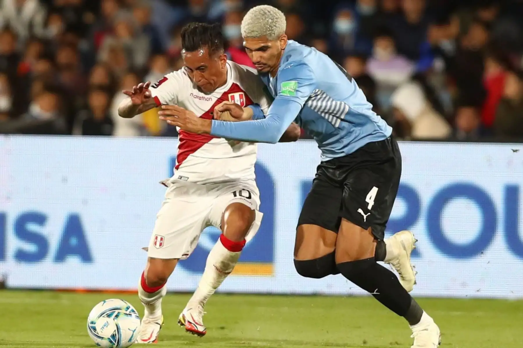 Christian Cueva domina el balón frente a Araujo. Foto: FPF