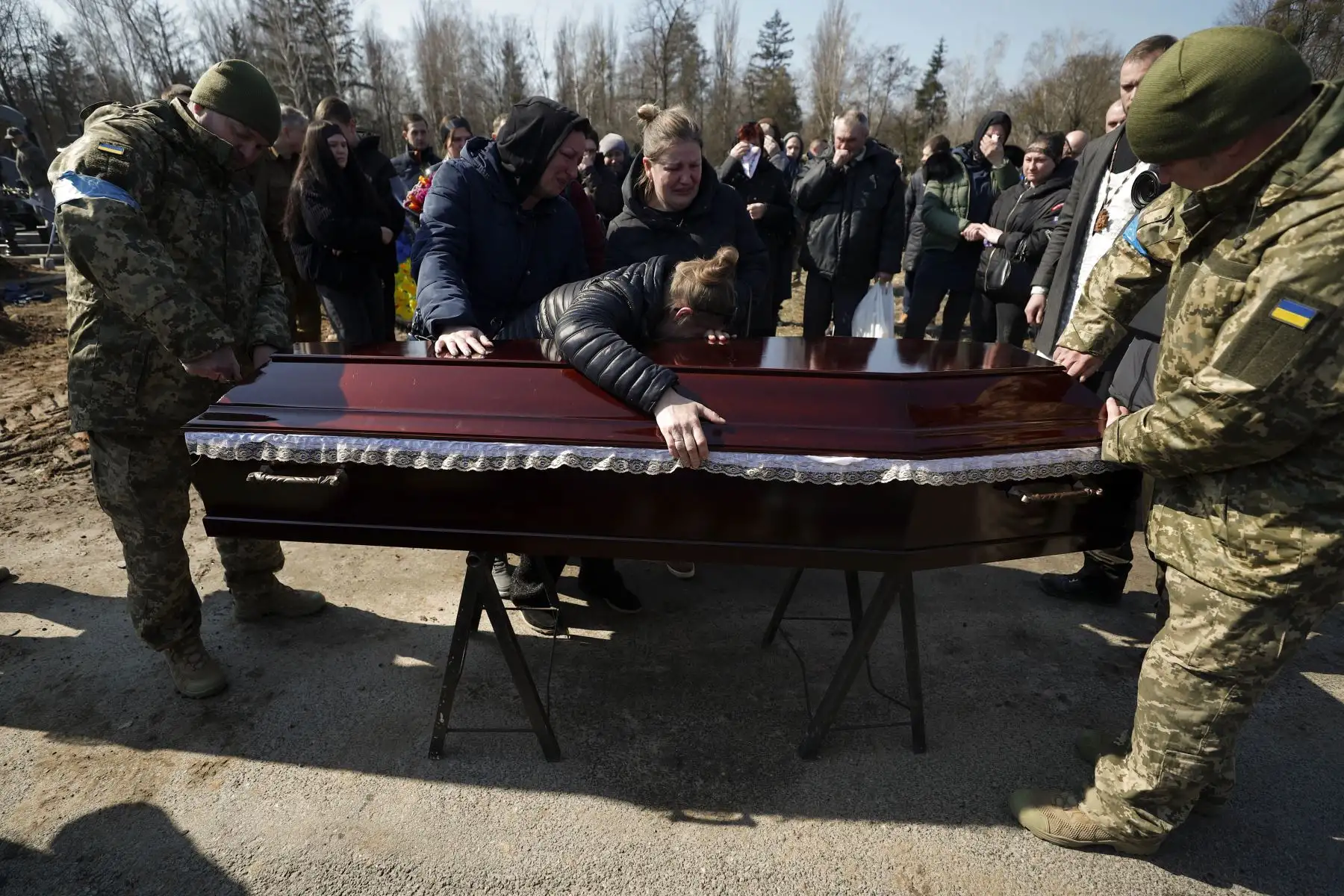 Funeral en la ciudad capital de Kiev, Ucrania, el 25 de marzo de 2022. Resinsky, del pueblo de Dmytrivka en la región de Kiev. Foto: AFP