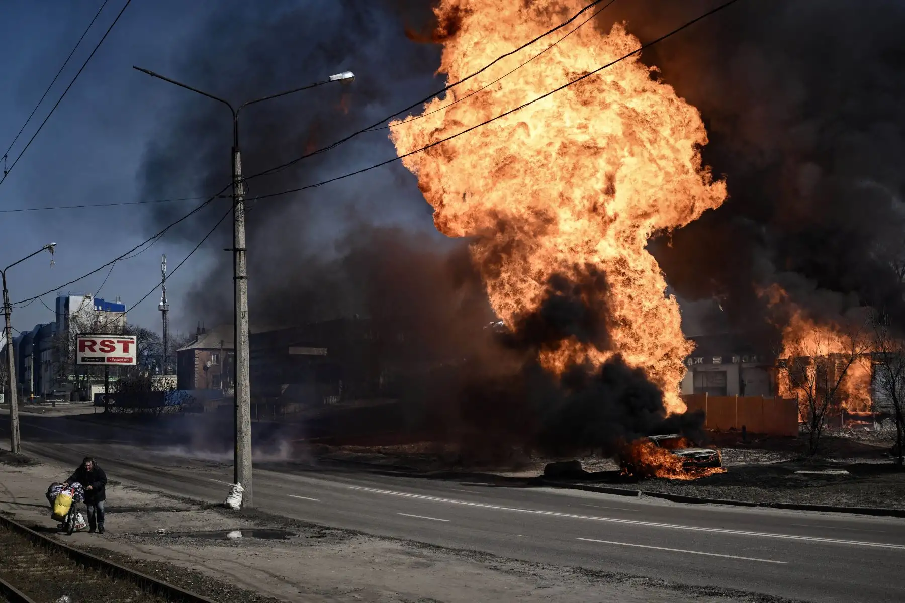 Incendio luego de un fuego de artillería por parte de las fuerzas rusas en la ciudad nororiental de Kharkiv en Ucrania. Foto: AFP