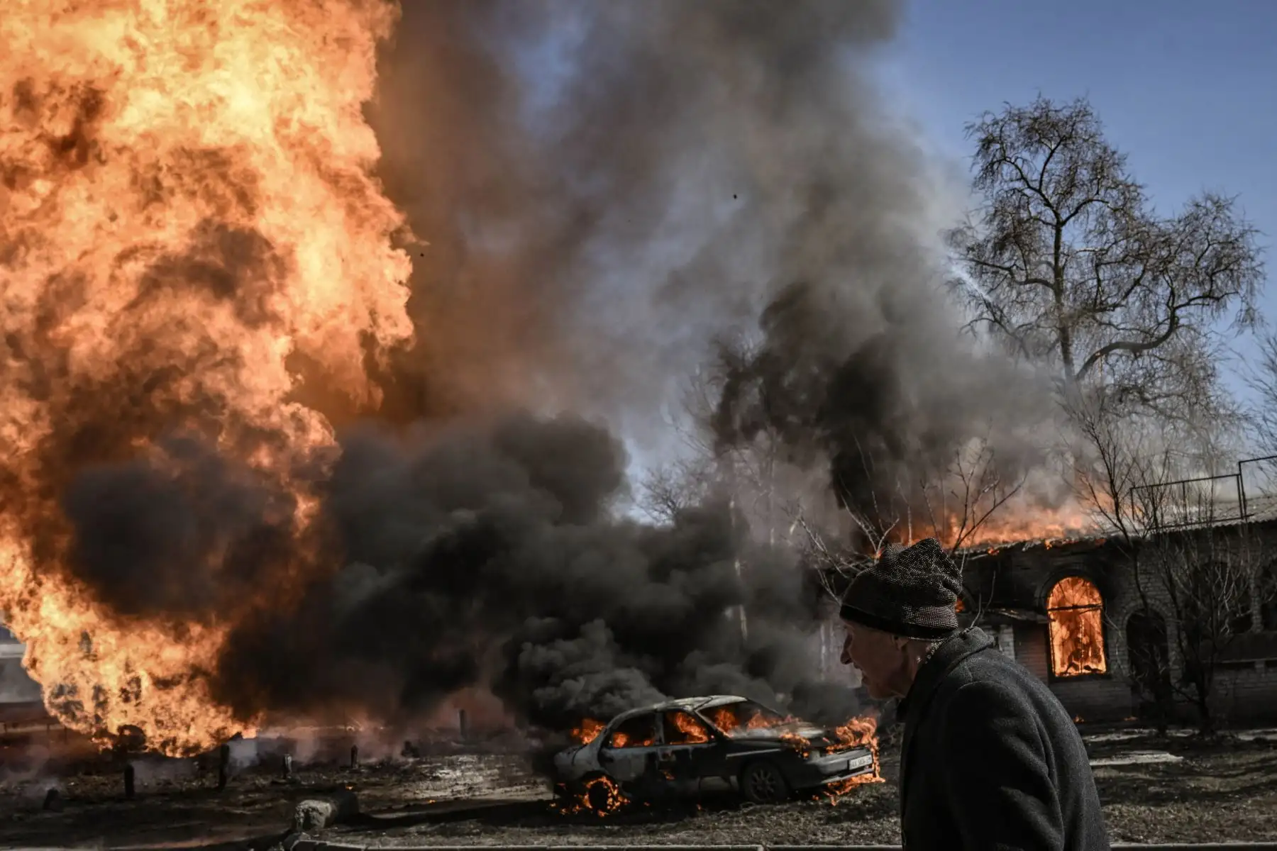 Incendio luego de un fuego de artillería por parte de las fuerzas rusas en la ciudad nororiental de Kharkiv en Ucrania. Foto: AFP