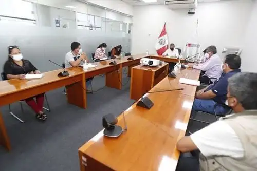 Reunión en la sede del MVCS con dirigentes de Villa El Salvador.