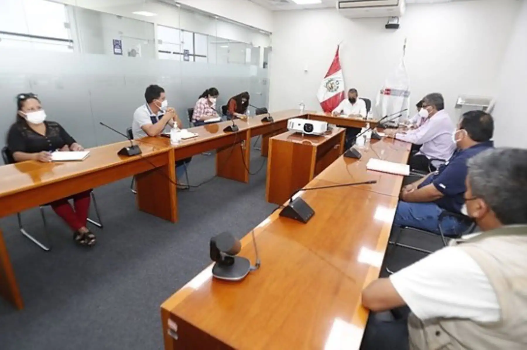Reunión en la sede del MVCS con dirigentes de Villa El Salvador.
