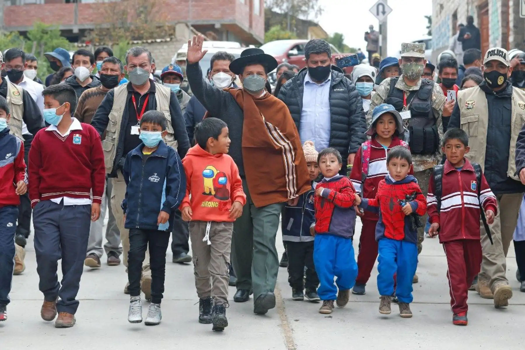 A su llegada a Acobamba, el presidente Pedro Castillo, fue recibido por la población. Posteriormente, se dirigió al polideportivo Jorge Lizana Antezana para liderar el tercer Consejo de Ministros Descentralizado y abordar la agenda territorial de la región Huancavelica. Foto: ANDINA/ Prensa Presidencia