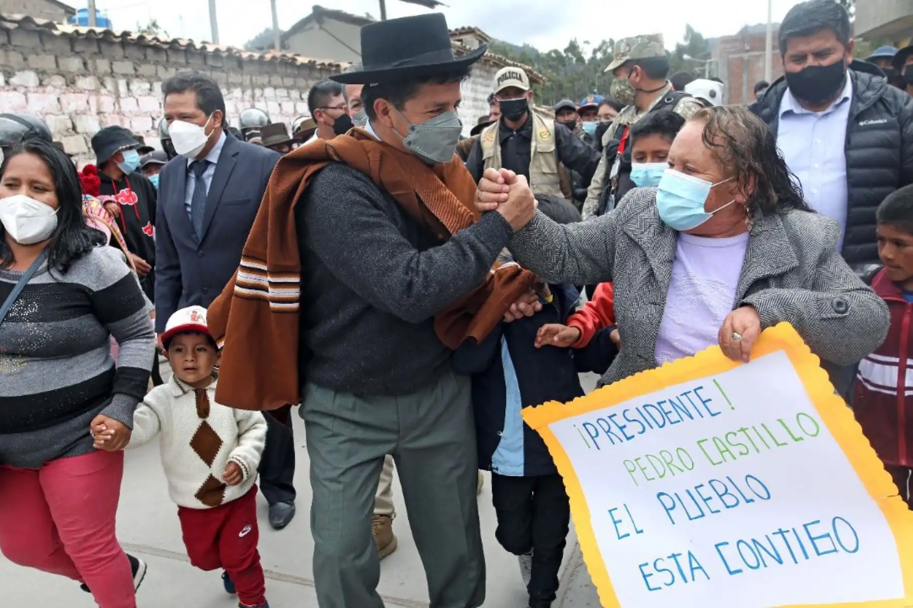 A su llegada a Acobamba, el presidente Pedro Castillo, fue recibido por la población. Posteriormente, se dirigió al polideportivo Jorge Lizana Antezana para liderar el tercer Consejo de Ministros Descentralizado y abordar la agenda territorial de la región Huancavelica. Foto: ANDINA/ Prensa Presidencia