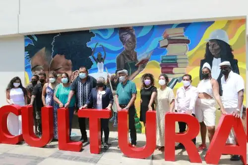 La obra del artista afroperuano, Franco Ludeña Pérez, forma parte de una serie de murales pintados en los exteriores del Ministerio de Cultura. Foto: ANDINA/Héctor Vinces.