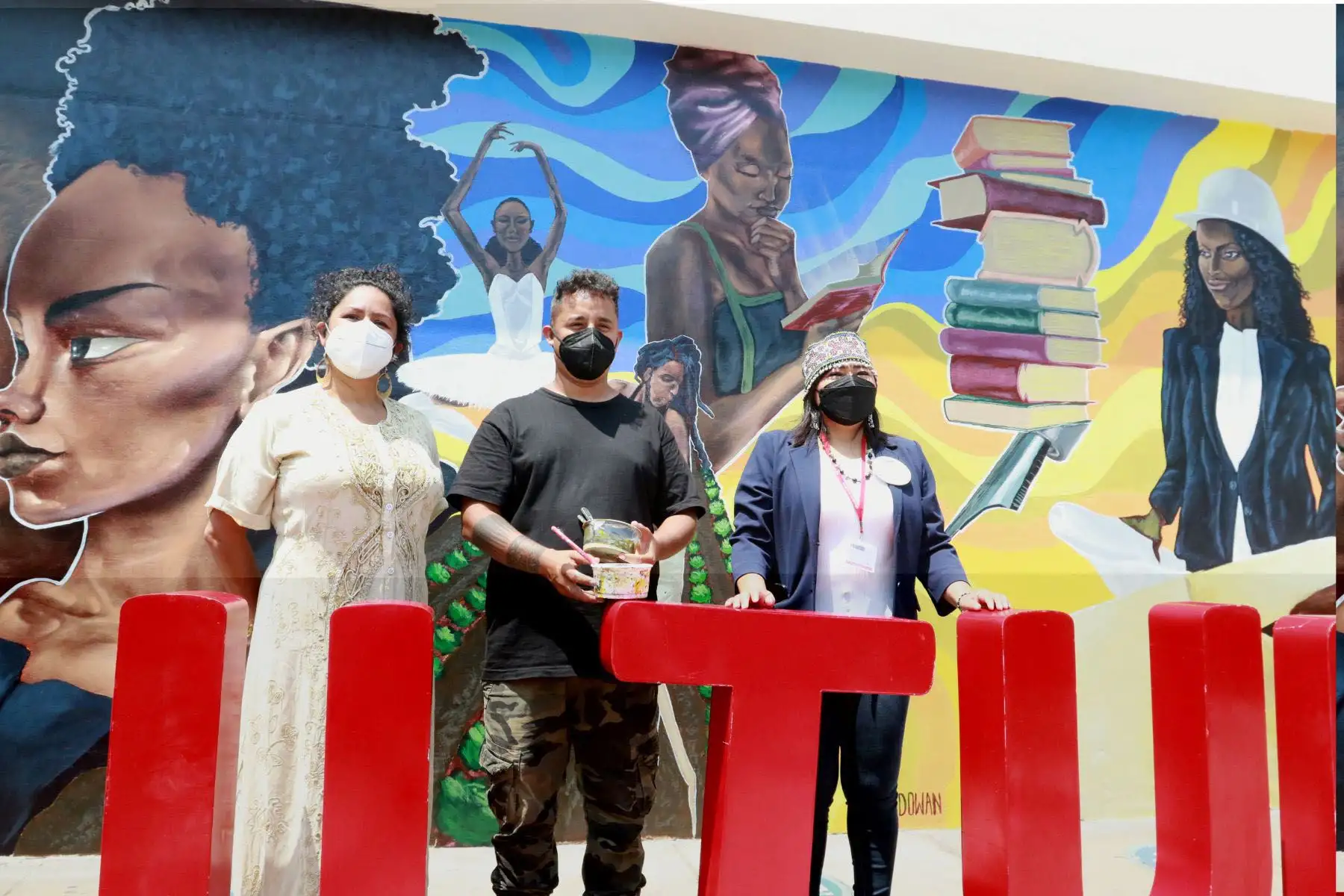El ministerio de Cultura presenta el mural del artista afroperuano Franco Ludeña “Frodo de la Komarca”, cuyo objetivo es evidenciar y promocionar nuestra diversidad cultural, en el marco de las actividades por el Día Internacional de la Eliminación de la Discriminación Racial.
Foto: ANDINA/Héctor Vinces El ministerio de Cultura presenta el mural del artista afroperuano Franco Ludeña “Frodo de la Komarca”, cuyo objetivo es evidenciar y promocionar nuestra diversidad cultural, en el marco de las actividades por el Día Internacional de la Eliminación de la Discriminación Racial.
Foto: ANDINA/Héctor Vinces