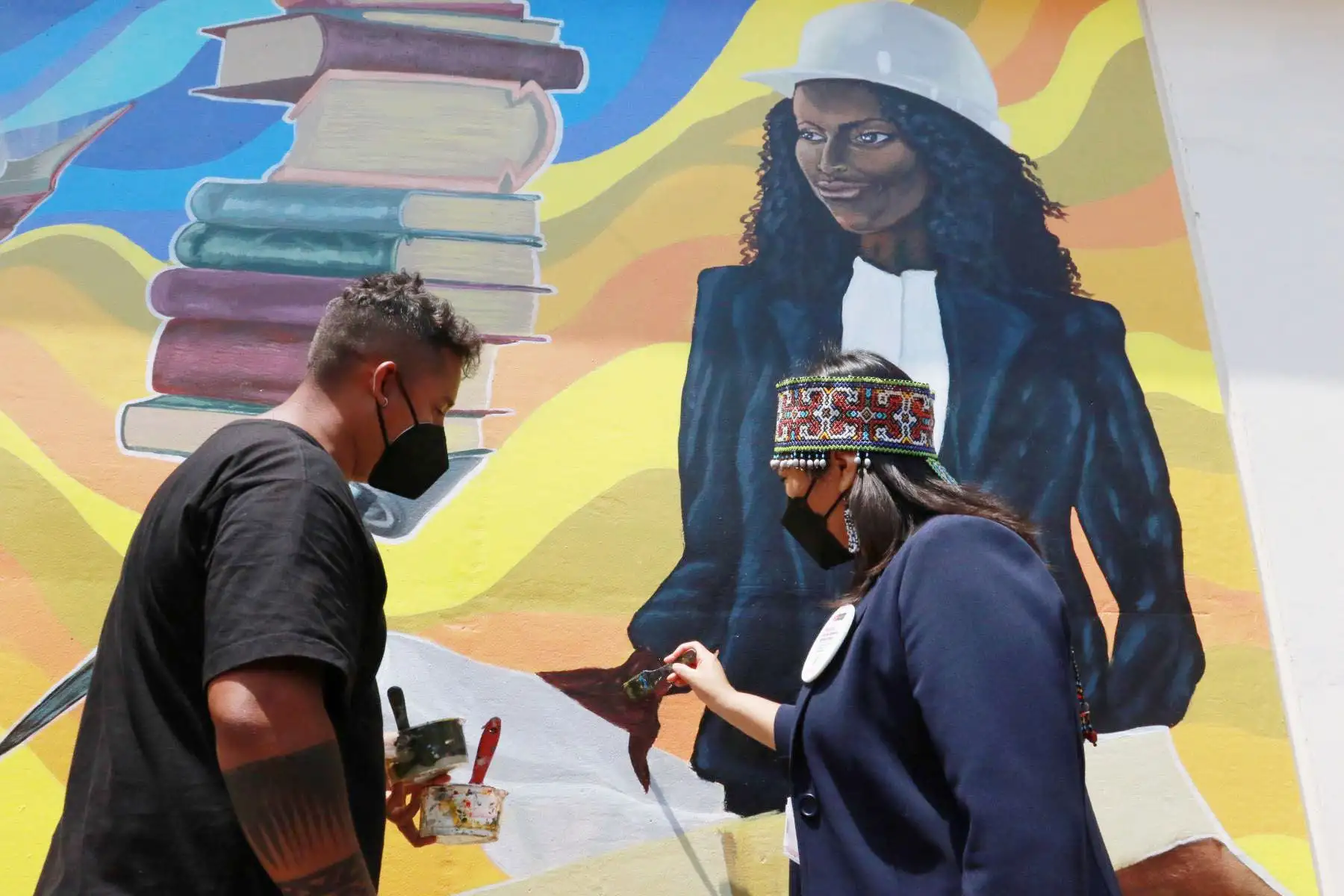 El ministerio de Cultura presenta el mural del artista afroperuano Franco Ludeña “Frodo de la Komarca”, cuyo objetivo es evidenciar y promocionar nuestra diversidad cultural, en el marco de las actividades por el Día Internacional de la Eliminación de la Discriminación Racial.
Foto: ANDINA/Héctor Vinces El ministerio de Cultura presenta el mural del artista afroperuano Franco Ludeña “Frodo de la Komarca”, cuyo objetivo es evidenciar y promocionar nuestra diversidad cultural, en el marco de las actividades por el Día Internacional de la Eliminación de la Discriminación Racial.
Foto: ANDINA/Héctor Vinces