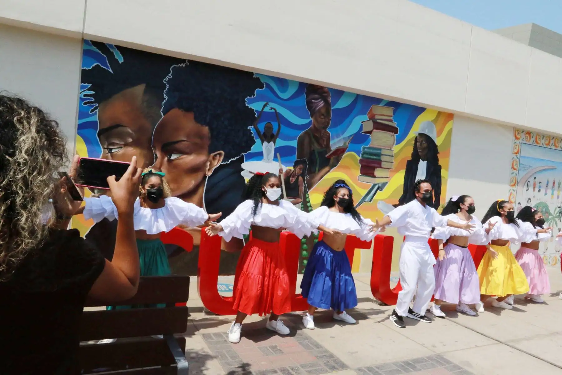 El ministerio de Cultura presenta el mural del artista afroperuano Franco Ludeña “Frodo de la Komarca”, cuyo objetivo es evidenciar y promocionar nuestra diversidad cultural, en el marco de las actividades por el Día Internacional de la Eliminación de la Discriminación Racial.
Foto: ANDINA/Héctor Vinces El ministerio de Cultura presenta el mural del artista afroperuano Franco Ludeña “Frodo de la Komarca”, cuyo objetivo es evidenciar y promocionar nuestra diversidad cultural, en el marco de las actividades por el Día Internacional de la Eliminación de la Discriminación Racial.
Foto: ANDINA/Héctor Vinces
