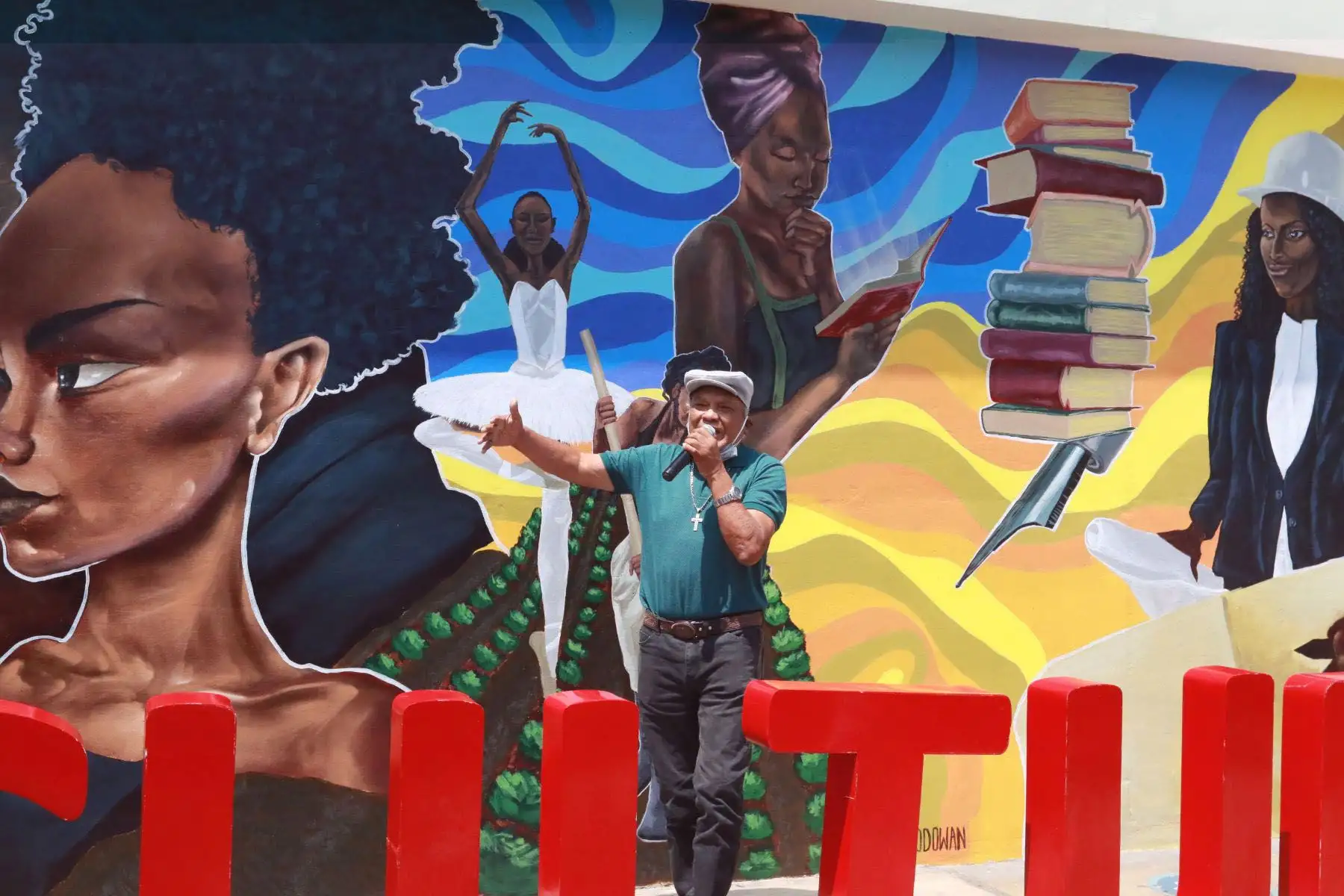 El ministerio de Cultura presenta el mural del artista afroperuano Franco Ludeña “Frodo de la Komarca”, cuyo objetivo es evidenciar y promocionar nuestra diversidad cultural, en el marco de las actividades por el Día Internacional de la Eliminación de la Discriminación Racial.
Foto: ANDINA/Héctor Vinces El ministerio de Cultura presenta el mural del artista afroperuano Franco Ludeña “Frodo de la Komarca”, cuyo objetivo es evidenciar y promocionar nuestra diversidad cultural, en el marco de las actividades por el Día Internacional de la Eliminación de la Discriminación Racial.
Foto: ANDINA/Héctor Vinces