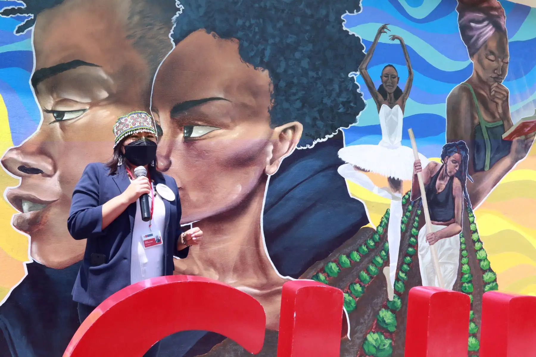El ministerio de Cultura presenta el mural del artista afroperuano Franco Ludeña “Frodo de la Komarca”, cuyo objetivo es evidenciar y promocionar nuestra diversidad cultural, en el marco de las actividades por el Día Internacional de la Eliminación de la Discriminación Racial.
Foto: ANDINA/Héctor Vinces El ministerio de Cultura presenta el mural del artista afroperuano Franco Ludeña “Frodo de la Komarca”, cuyo objetivo es evidenciar y promocionar nuestra diversidad cultural, en el marco de las actividades por el Día Internacional de la Eliminación de la Discriminación Racial.
Foto: ANDINA/Héctor Vinces