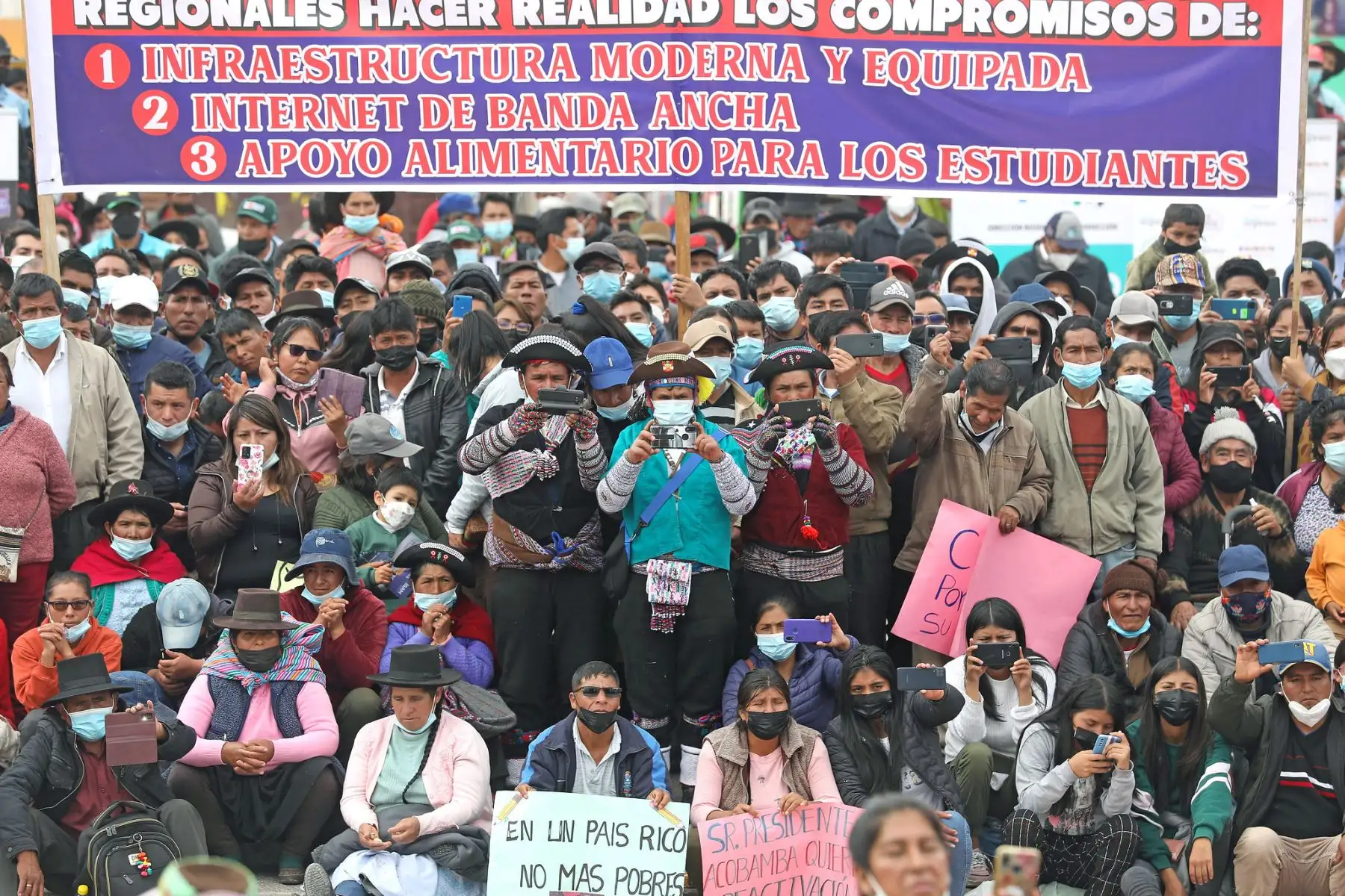 Presidente Pedro Castillo, sostiene encuentro con la población de Acobamba en la plaza de Armas de esta provincia de la región Huancavelica.
Foto: ANDINA/Prensa Presidencia
