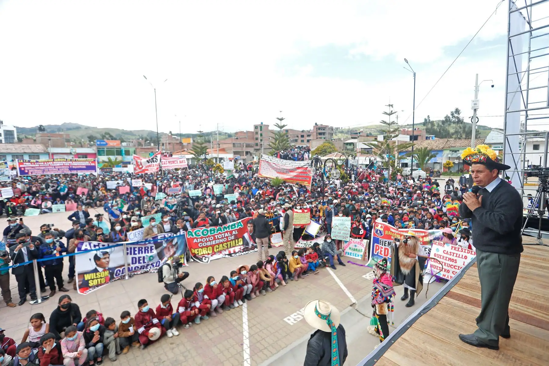 Presidente Pedro Castillo, sostiene encuentro con la población de Acobamba en la plaza de Armas de esta provincia de la región Huancavelica.
Foto: ANDINA/Prensa Presidencia