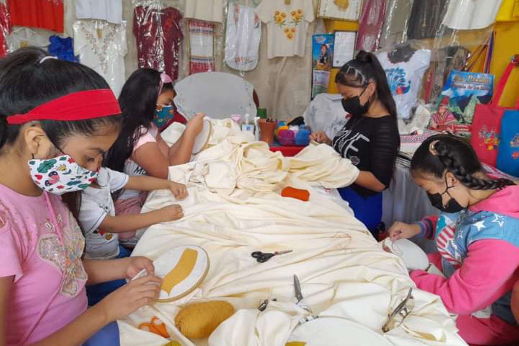 Niños de 5 años hasta los 14 años colaboran en el bordado a mano del mantel gigante de Monsefú. Foto: ANDINA/Difusión