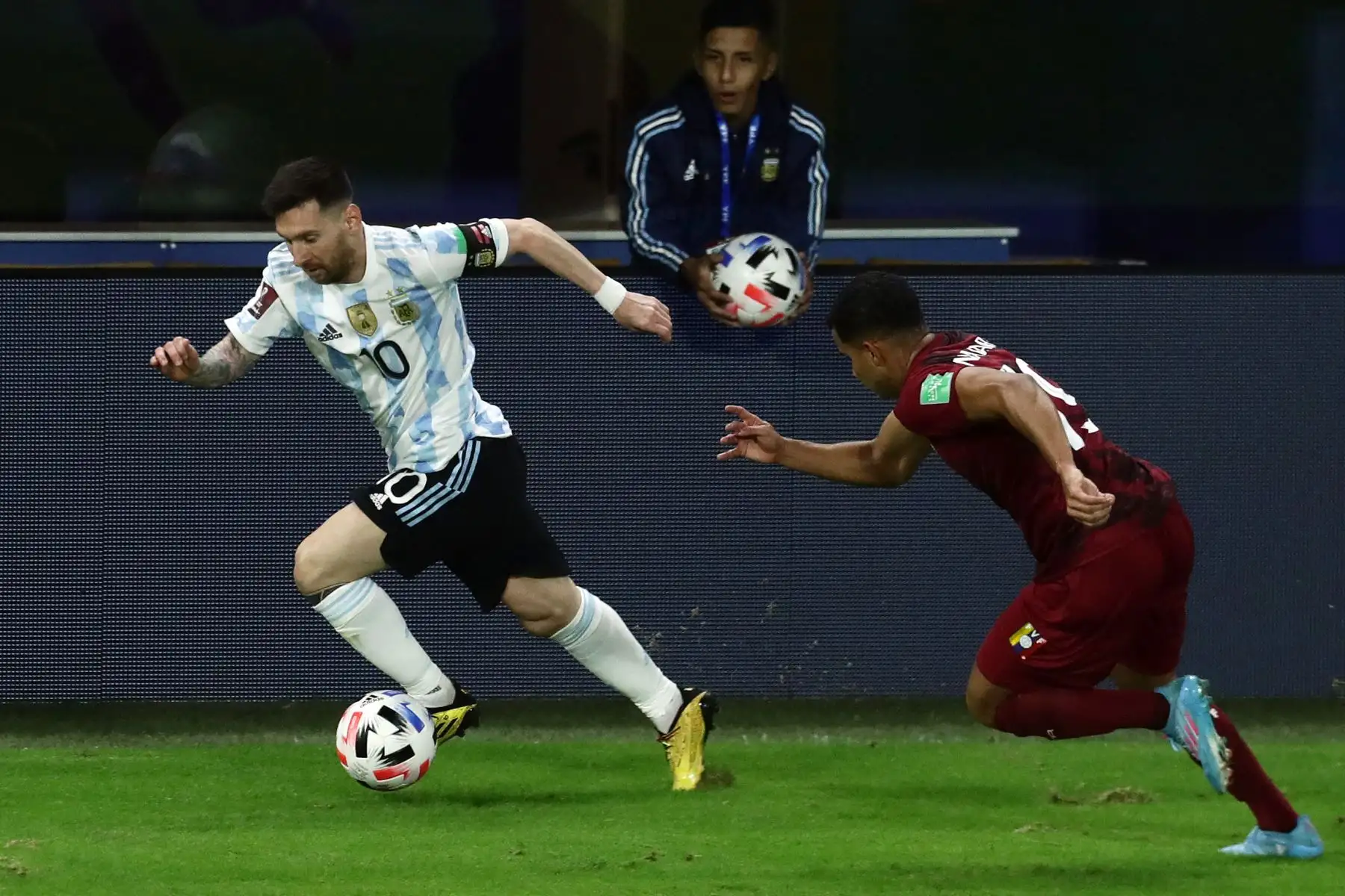 El argentino Lionel Messi  y el venezolano Miguel Navarro compiten por el balón durante su partido de clasificación sudamericano para la Copa Mundial de la FIFA Qatar 2022 en el estadio La Bombonera en Buenos Aires.
Foto: AFP
