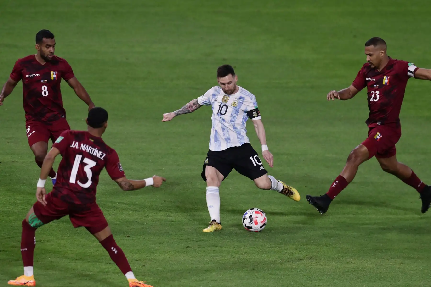 El argentino Lionel Messi controla el balón rodeado de jugadores venezolanos durante un partido de clasificación sudamericano para la Copa Mundial de la FIFA Qatar 2022 en el estadio La Bombonera de Buenos Aires.
Foto: AFP