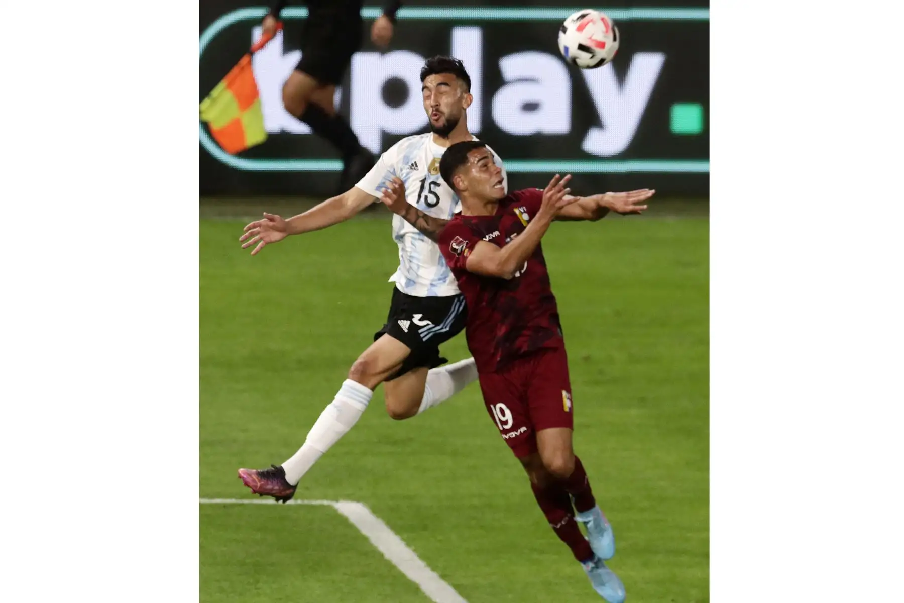 El argentino Nicolás González  y el venezolano Miguel Navarro compiten por el balón durante su partido de clasificación sudamericano para la Copa Mundial de la FIFA Qatar 2022 en el estadio La Bombonera de Buenos Aires.
Foto: AFP