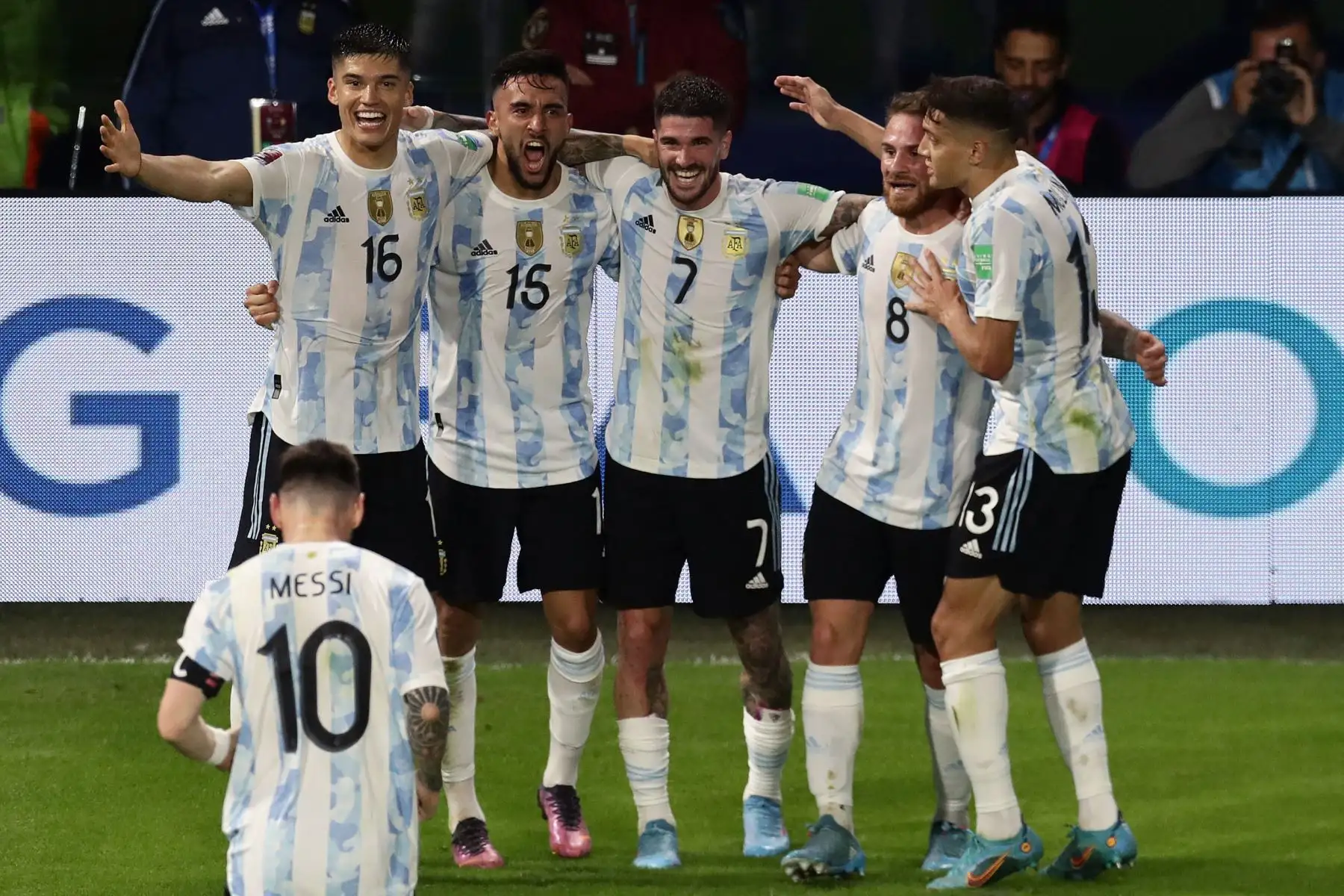 Nicolás González  de Argentina celebra con sus compañeros después de anotar contra Venezuela durante su partido de fútbol clasificatorio sudamericano para la Copa Mundial de la FIFA Qatar 2022 en el estadio La Bombonera en Buenos Aires.
Foto: AFP