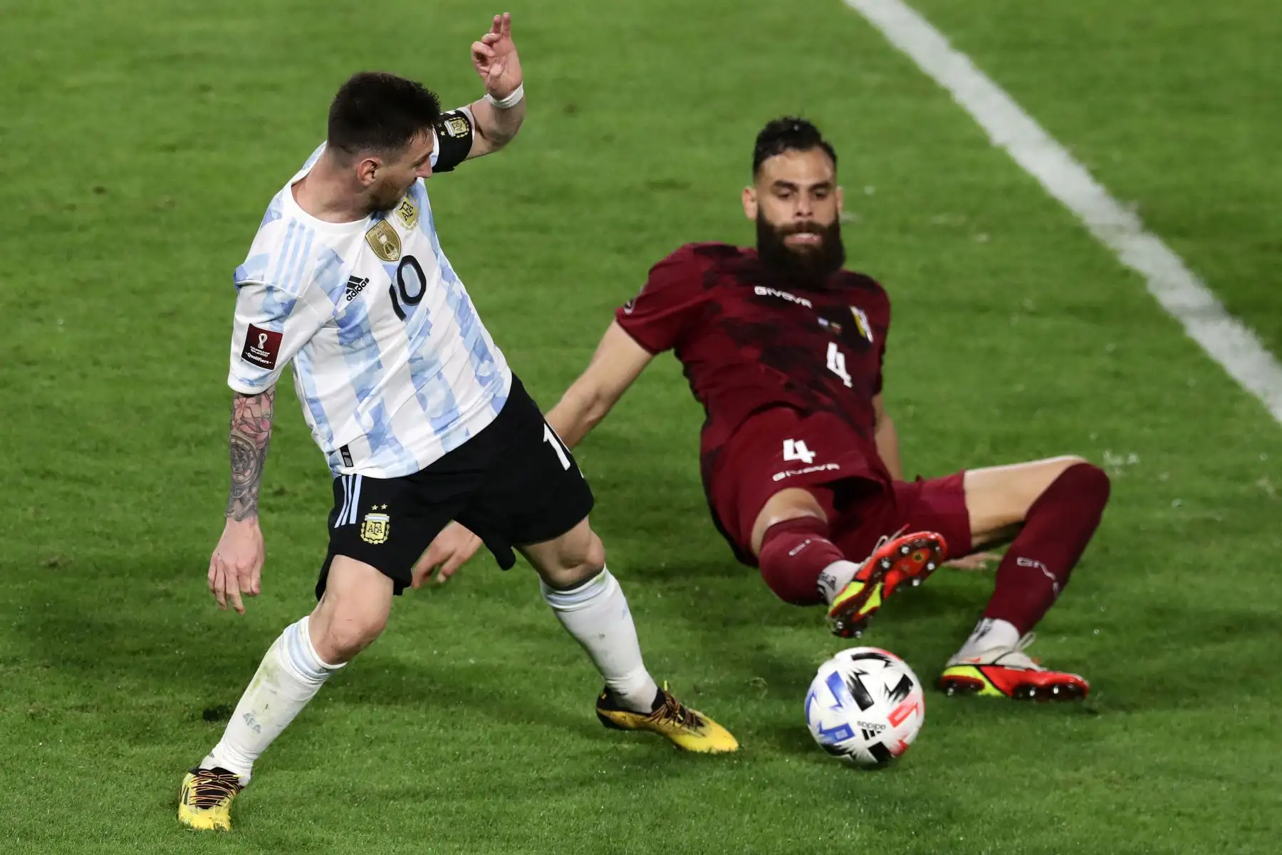Jhon Chancellor de Venezuela y Lionel Messi de Argentina compiten por el balón durante su partido de clasificación sudamericano para la Copa Mundial de la FIFA Qatar 2022 en el estadio La Bombonera en Buenos Aires.
Foto: AFP