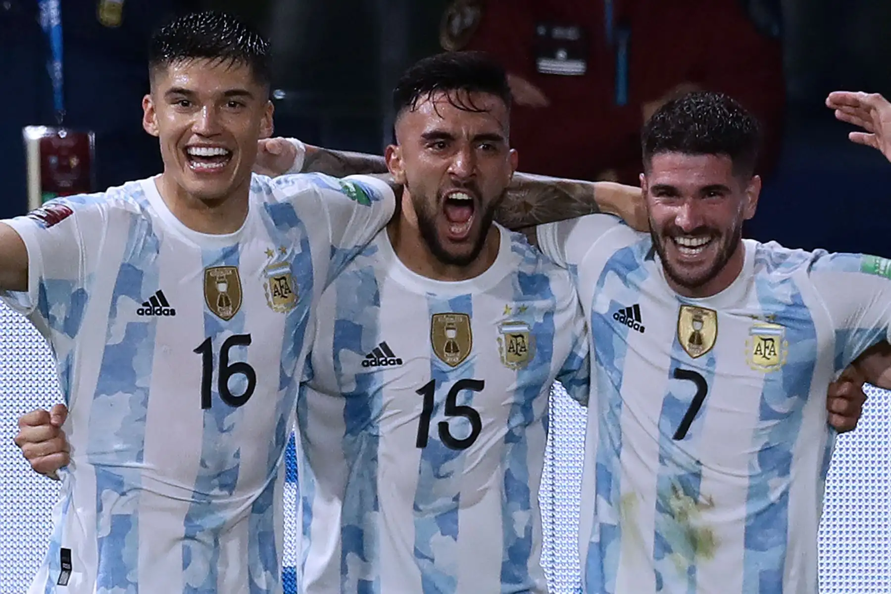 El argentino Nicolás González celebra con sus compañeros Joaquín Correa y Rodrigo De Paul después de anotar contra Venezuela durante su partido de fútbol de clasificación sudamericana para la Copa Mundial de la FIFA Qatar 2022 en el estadio La Bombonera en Buenos Aires.
Foto: AFP