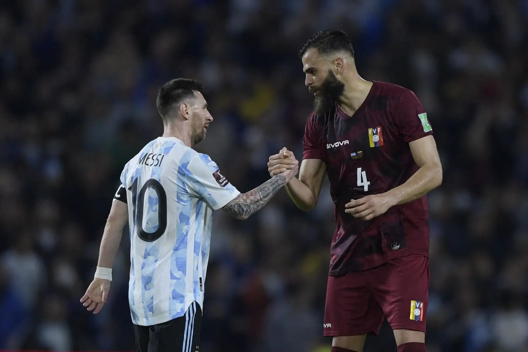 Lionel Messi  de Argentina le da la mano a Jhon Chancellor de Venezuela después de su partido de clasificación sudamericano para la Copa Mundial de la FIFA Qatar 2022 en el estadio La Bombonera en Buenos Aires.
Foto: AFP
