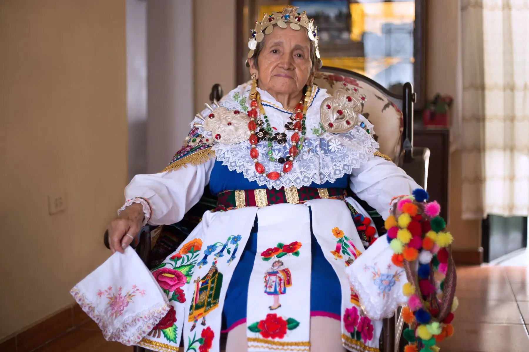 El discurso fotográfico del proyecto continúa en ingresar en aquellos álbumes familiares, buscando la felicidad, el encuentro, el desencuentro, la nostalgia y como tercera parte retratar lo que dejaron estas Ñustas en su país de origen, Perú.
Foto: Claudia Alva