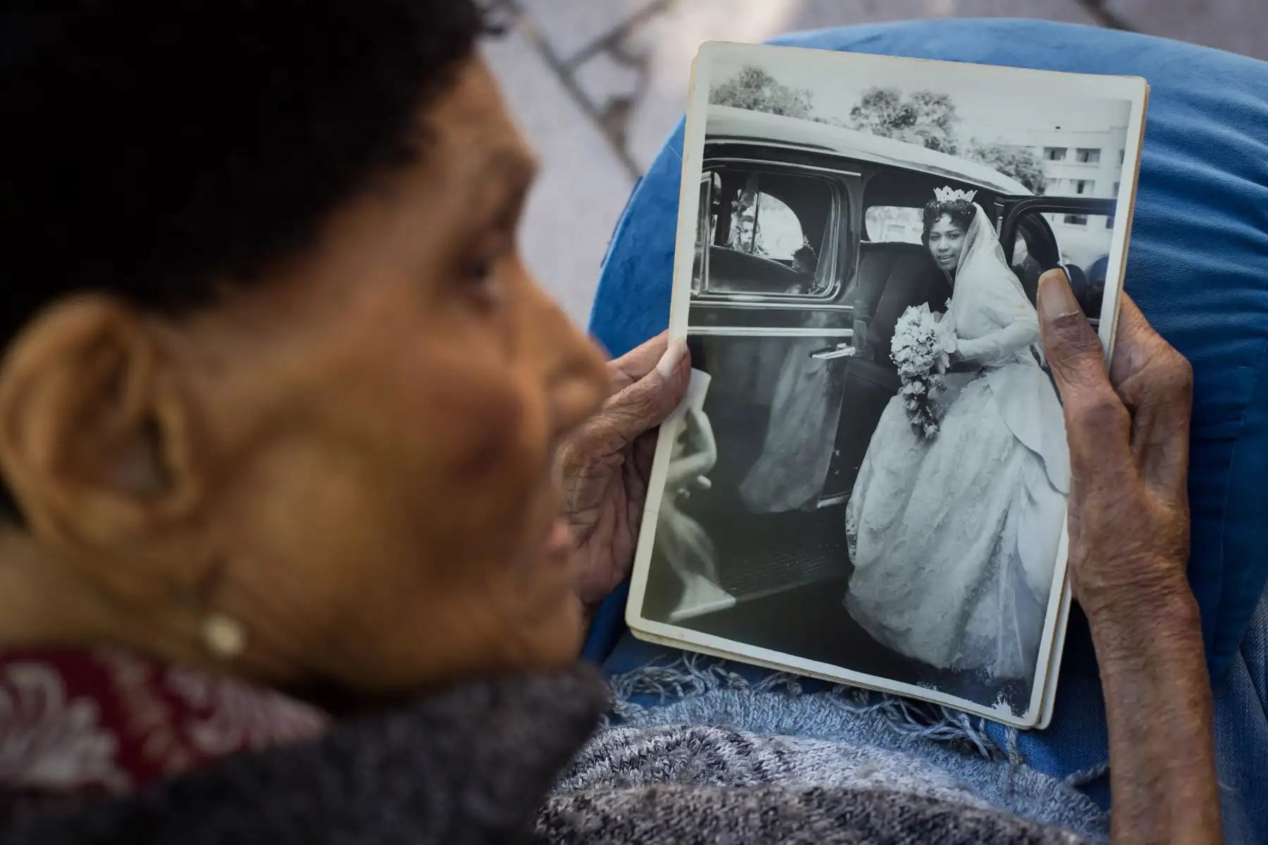 El discurso fotográfico del proyecto continúa en ingresar en aquellos álbumes familiares, buscando la felicidad, el encuentro, el desencuentro, la nostalgia y como tercera parte retratar lo que dejaron estas Ñustas en su país de origen, Perú.
Foto: Claudia Alva