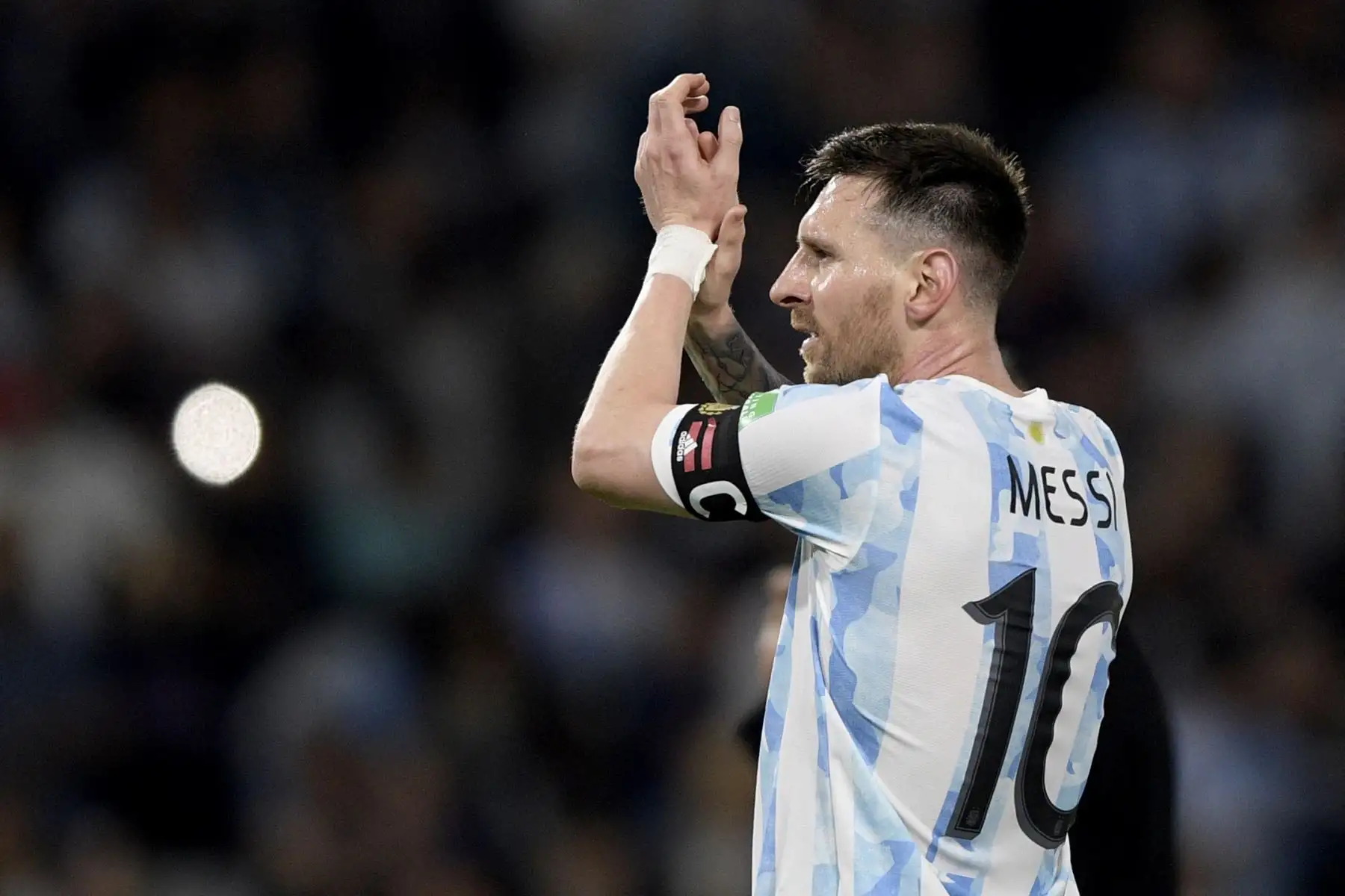 Lionel Messi, la estrella del fútbol mundial, despierta incertidumbre sobre su futuro. Foto: AFP