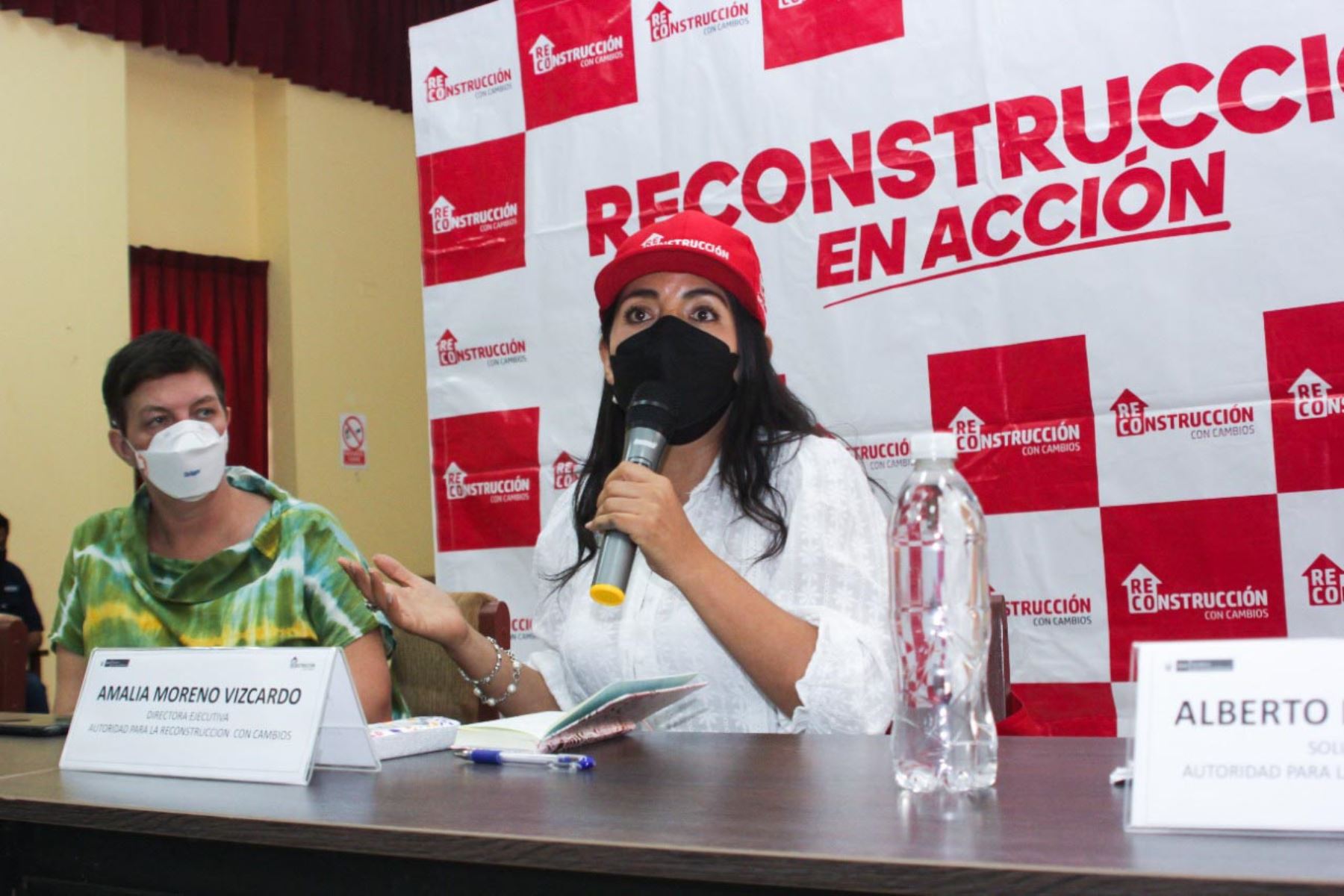 La directora ejecutiva de la ARCC, Amalia Moreno, expuso en el auditorio del Colegio de Ingenieros de Piura. Foto: ANDINA/ARCC