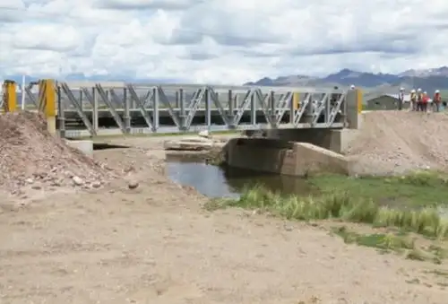 El Ministerio de Transportes y Comunicaciones, a través de Provías Descentralizado, instaló los puentes Jilacatura y Cupimayo, que permitirán a más de 50,000 habitantes de los distritos puneños de Ilave y Cupi, ubicados a 3,800 metros sobre el nivel del mar, trasladar sus productos agrícolas a los grandes mercados para competir en igualdad de condiciones con otras comunidades y regiones.