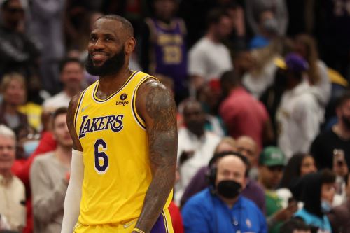 LeBron James #6 de Los Angeles Lakers mira después de perder ante los Washington Wizards en el Capital One Arena el 19 de marzo de 2022 en Washington, DC. Foto: AFP